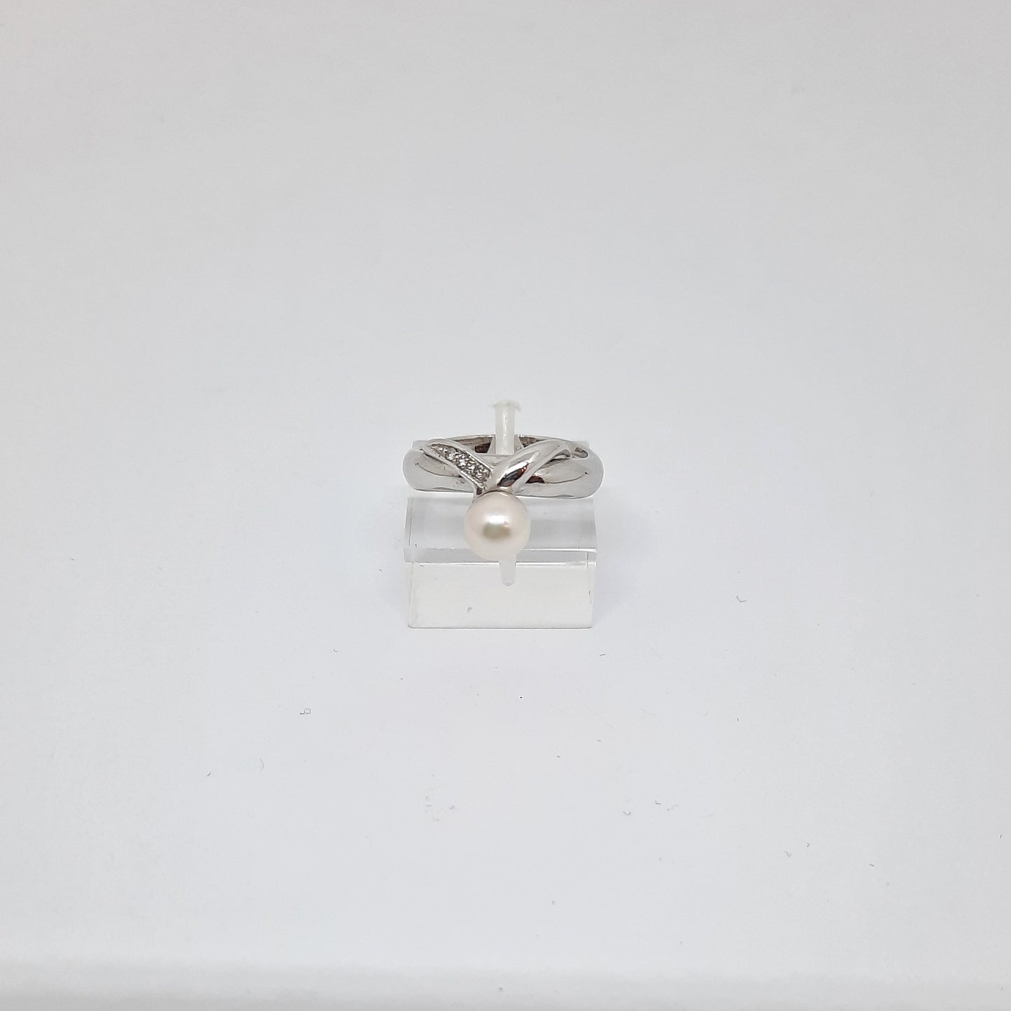 Anello in oro bianco 18kt con diamanti e perla