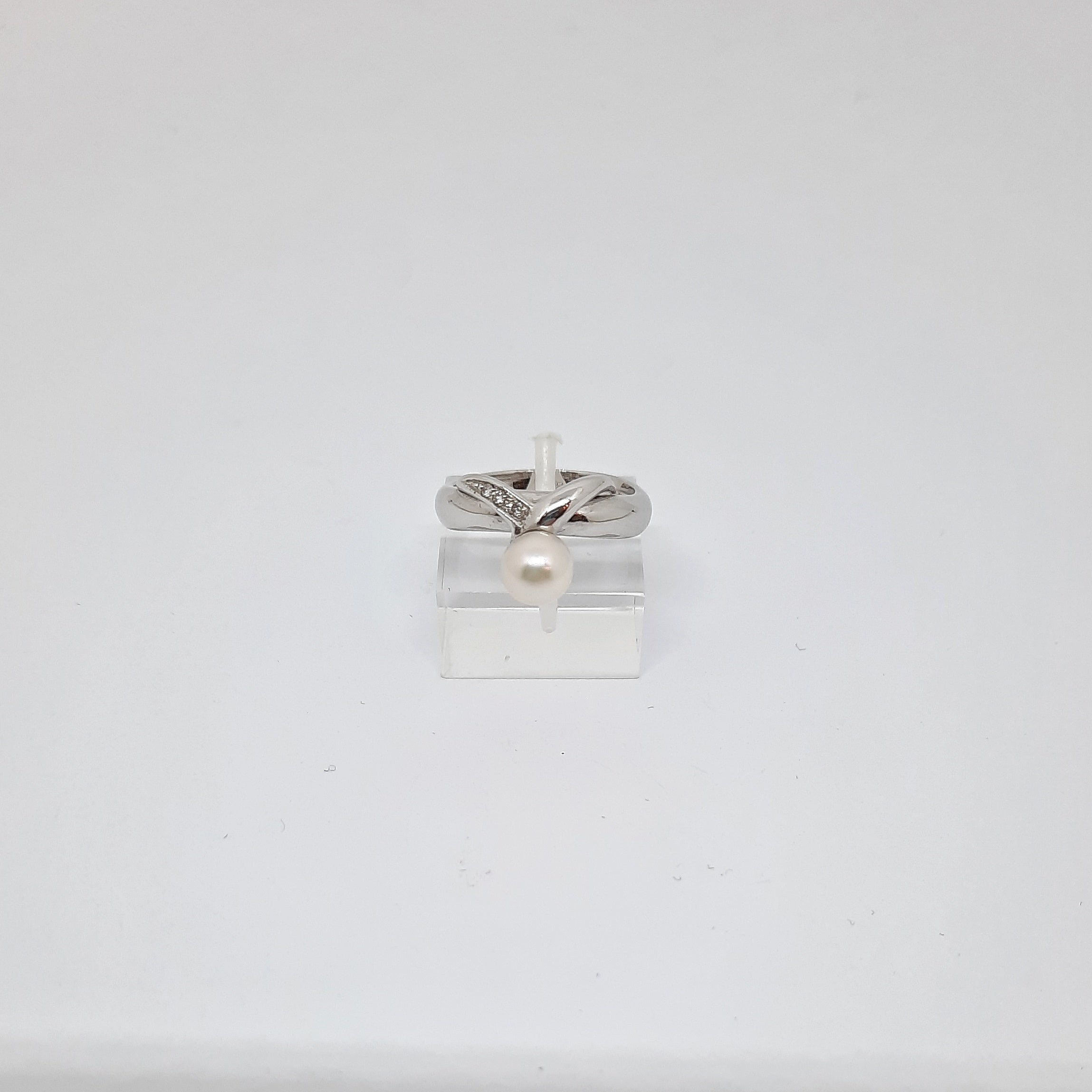 Anello in oro bianco 18kt con diamanti e perla