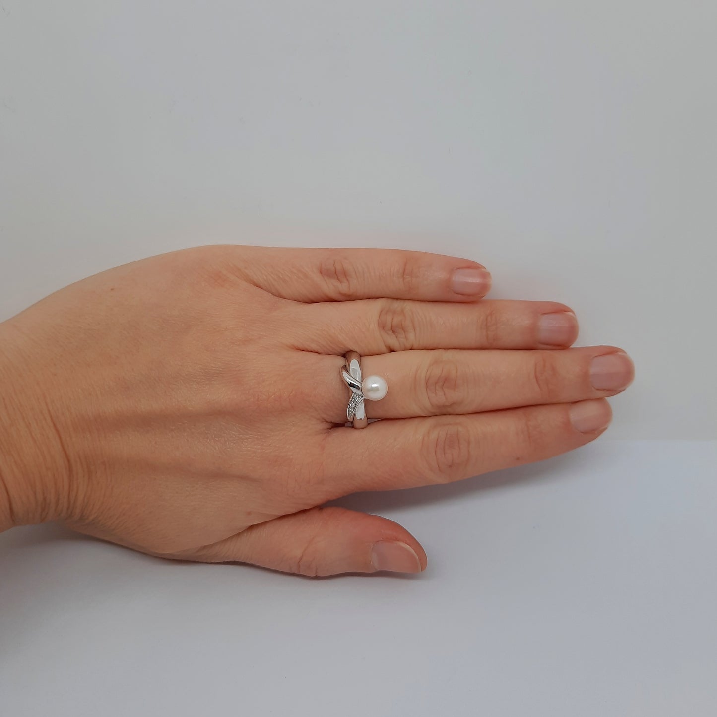Anello in oro bianco 18kt con diamanti e perla