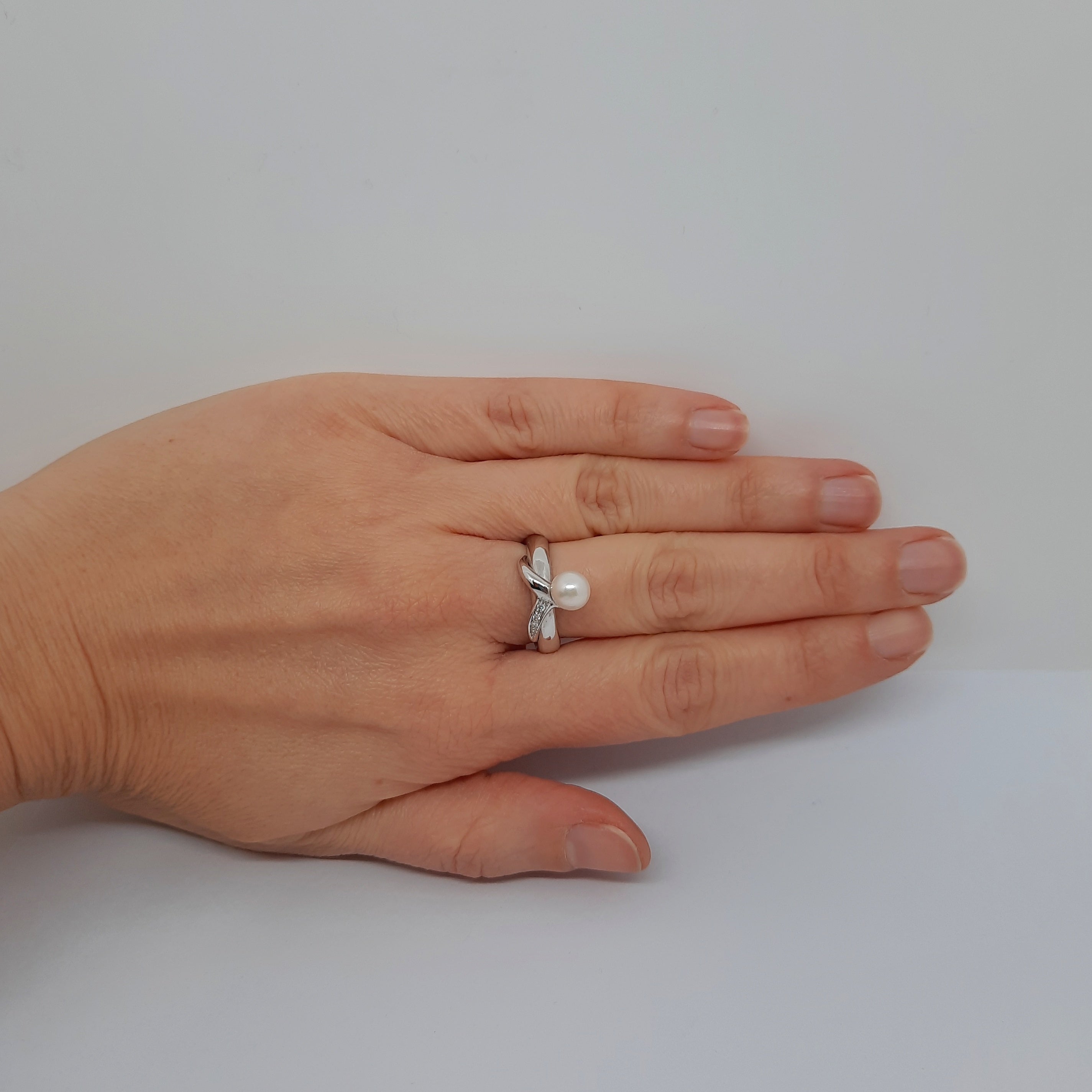 Anello in oro bianco 18kt con diamanti e perla