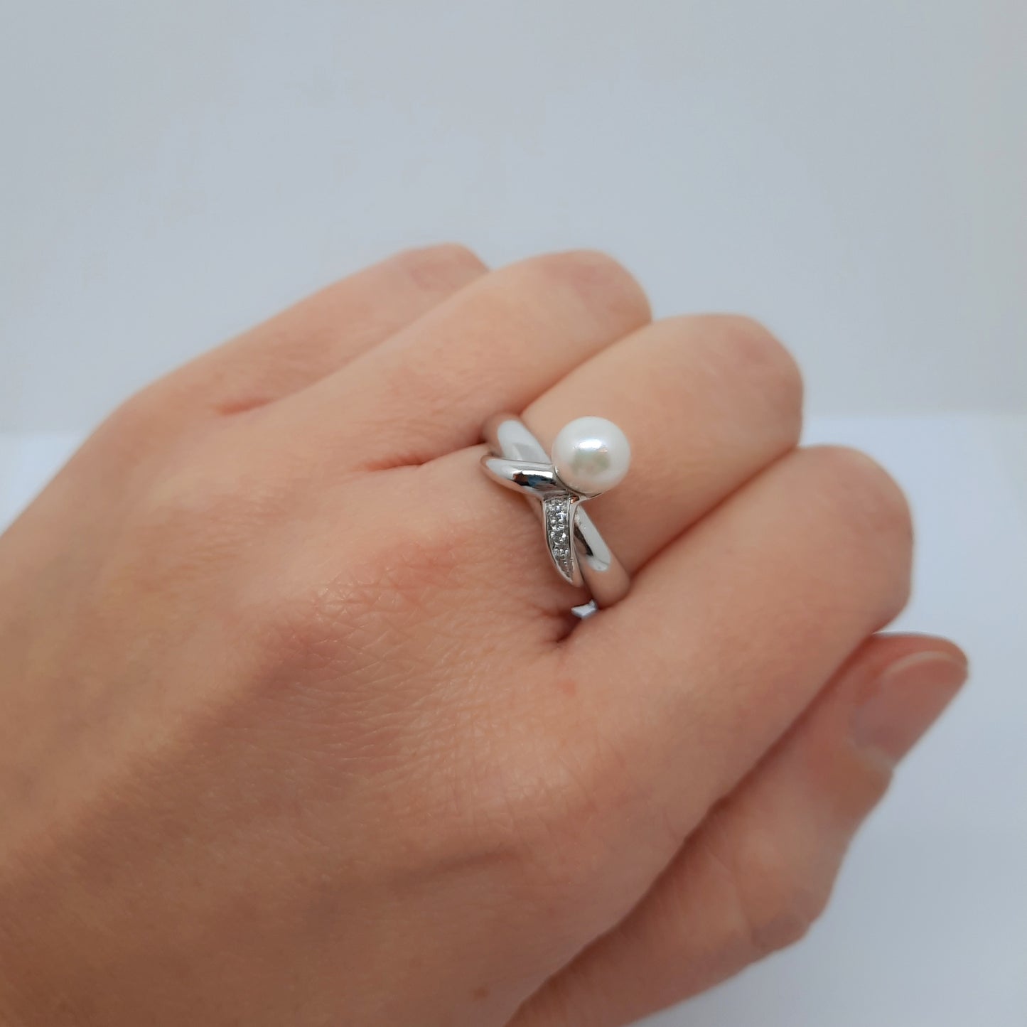 Anello in oro bianco 18kt con diamanti e perla