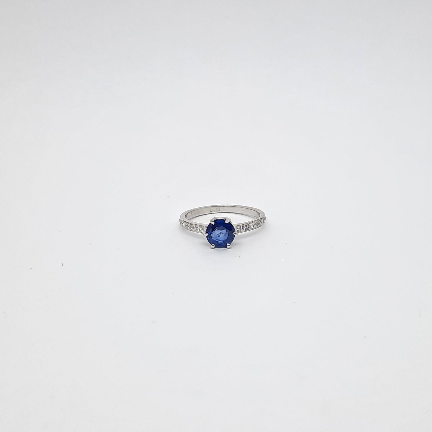 Anello con diamanti e zaffiro in oro bianco 18 kt