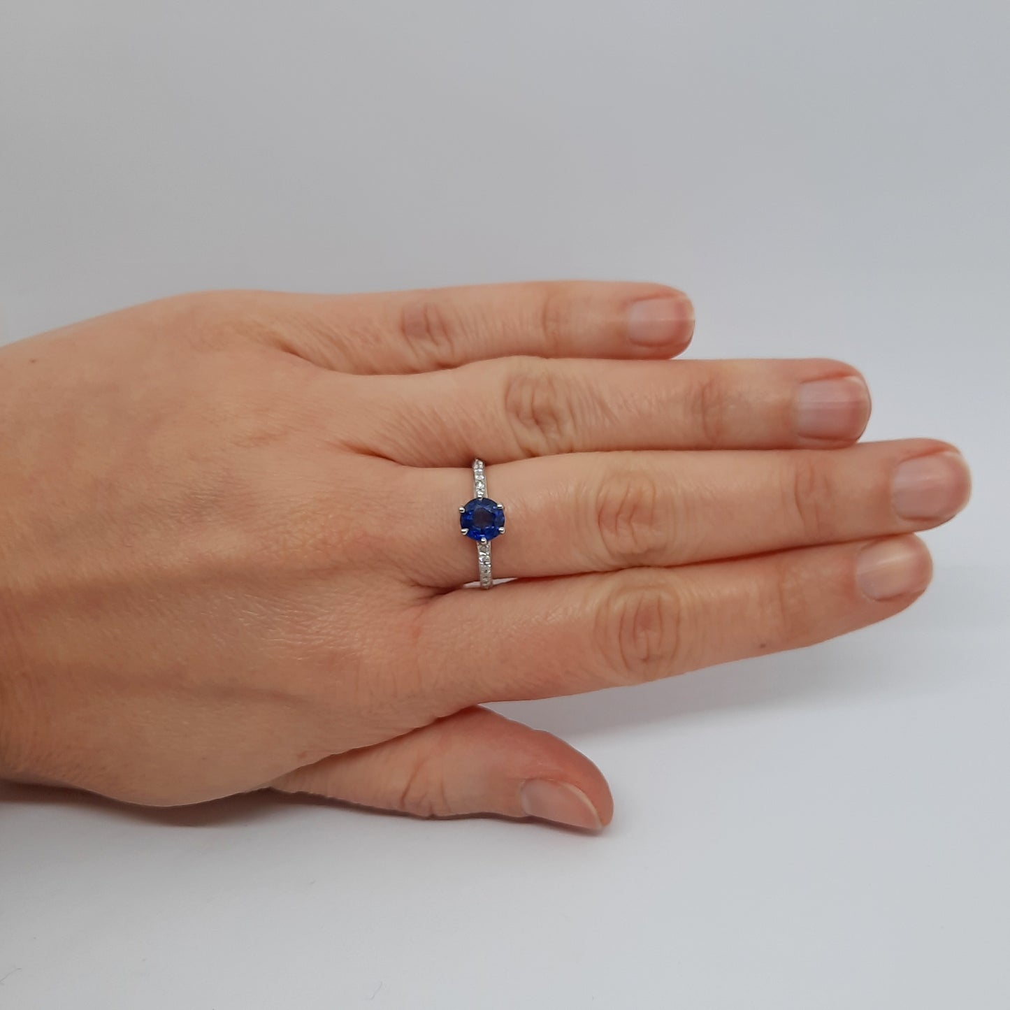Anello con diamanti e zaffiro in oro bianco 18 kt