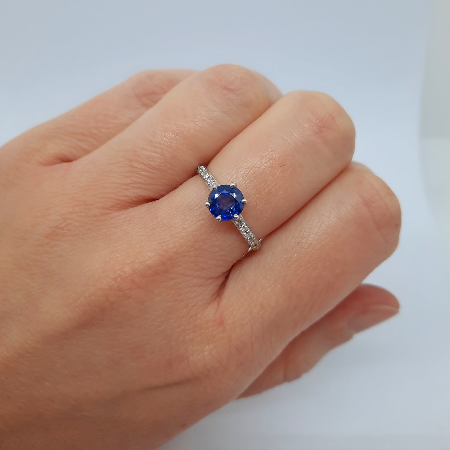 Anello con diamanti e zaffiro in oro bianco 18 kt