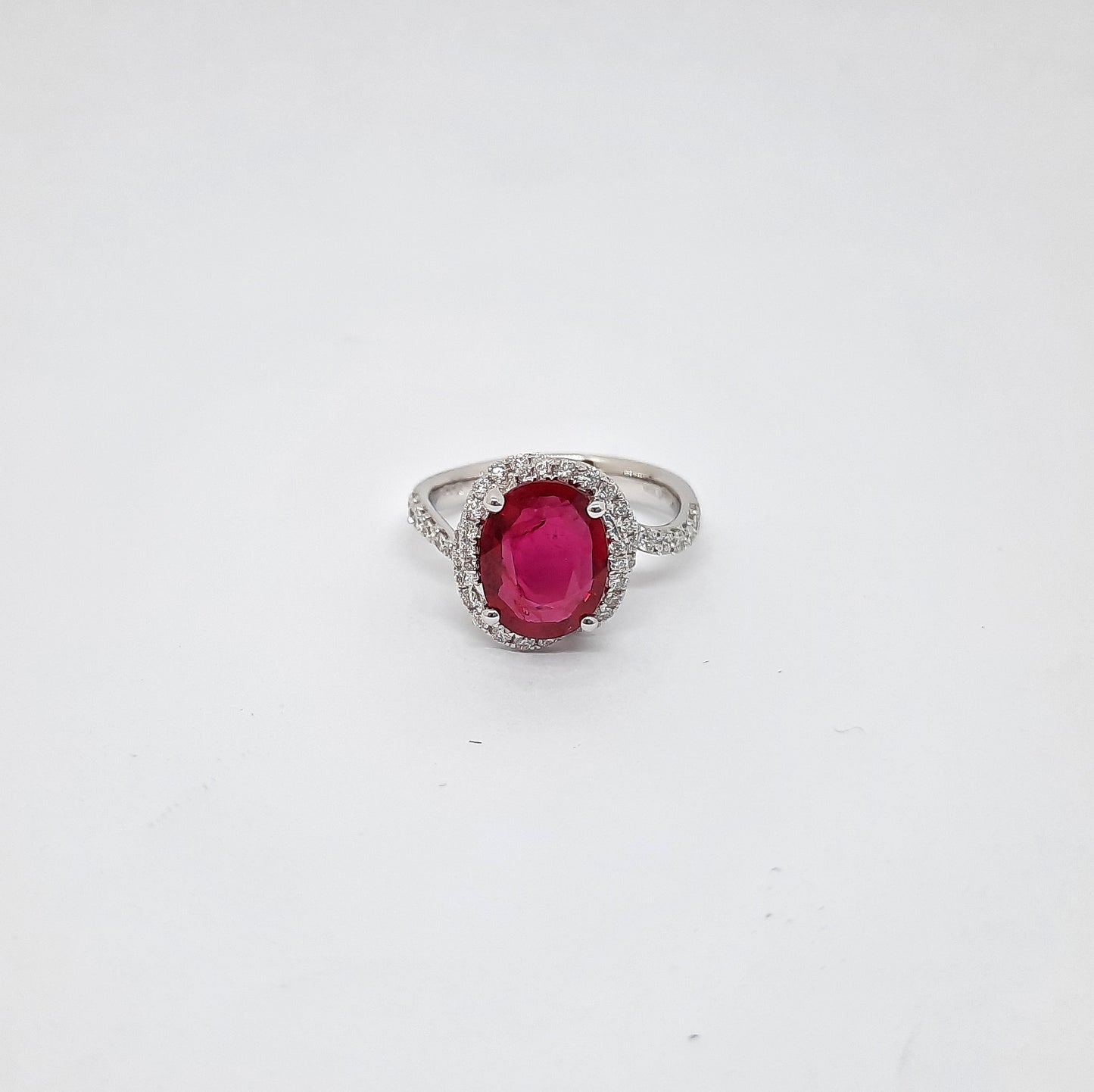 Anello con rubino e diamanti in oro bianco ANR4