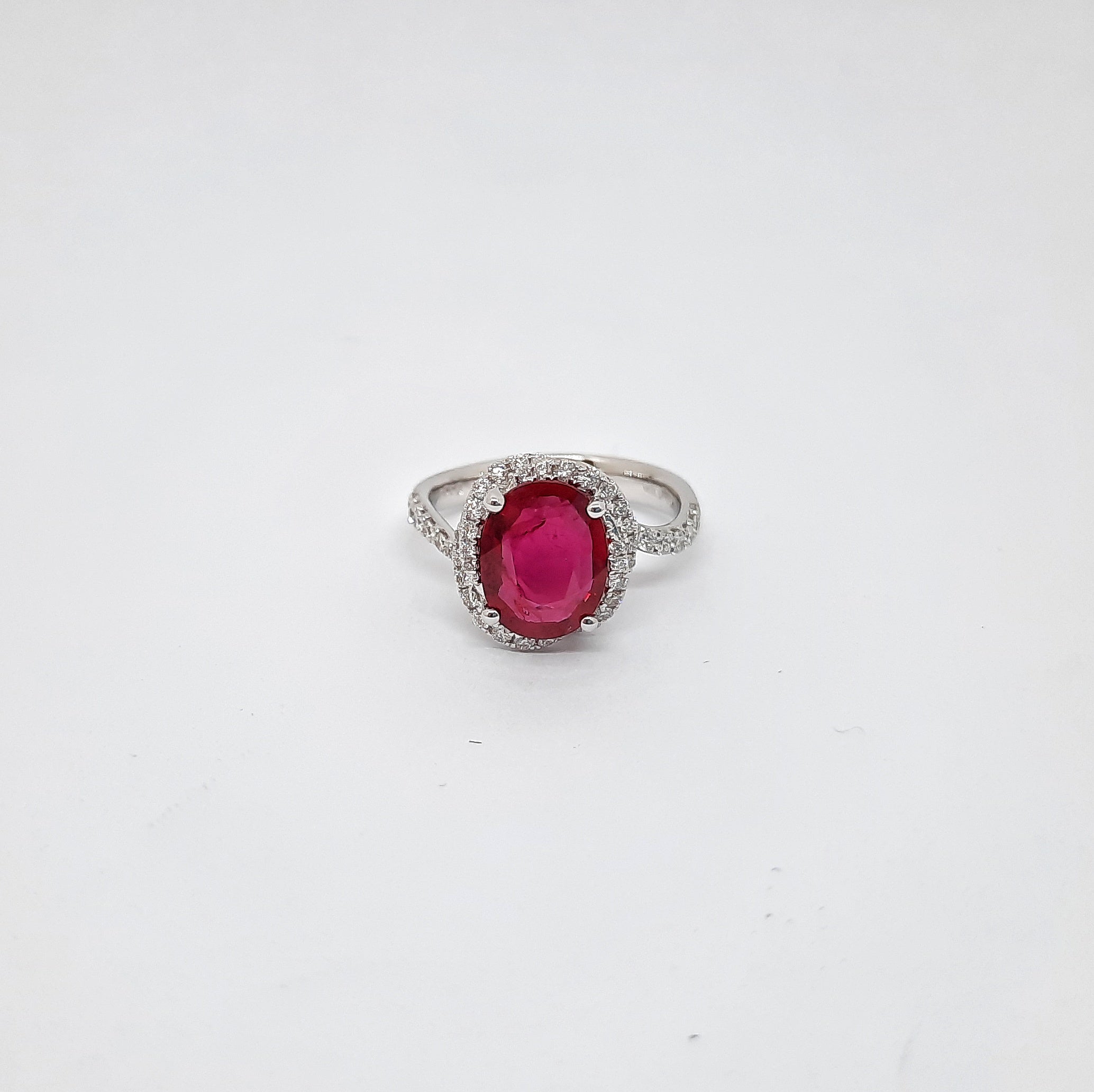 Anello con rubino e diamanti in oro bianco ANR4