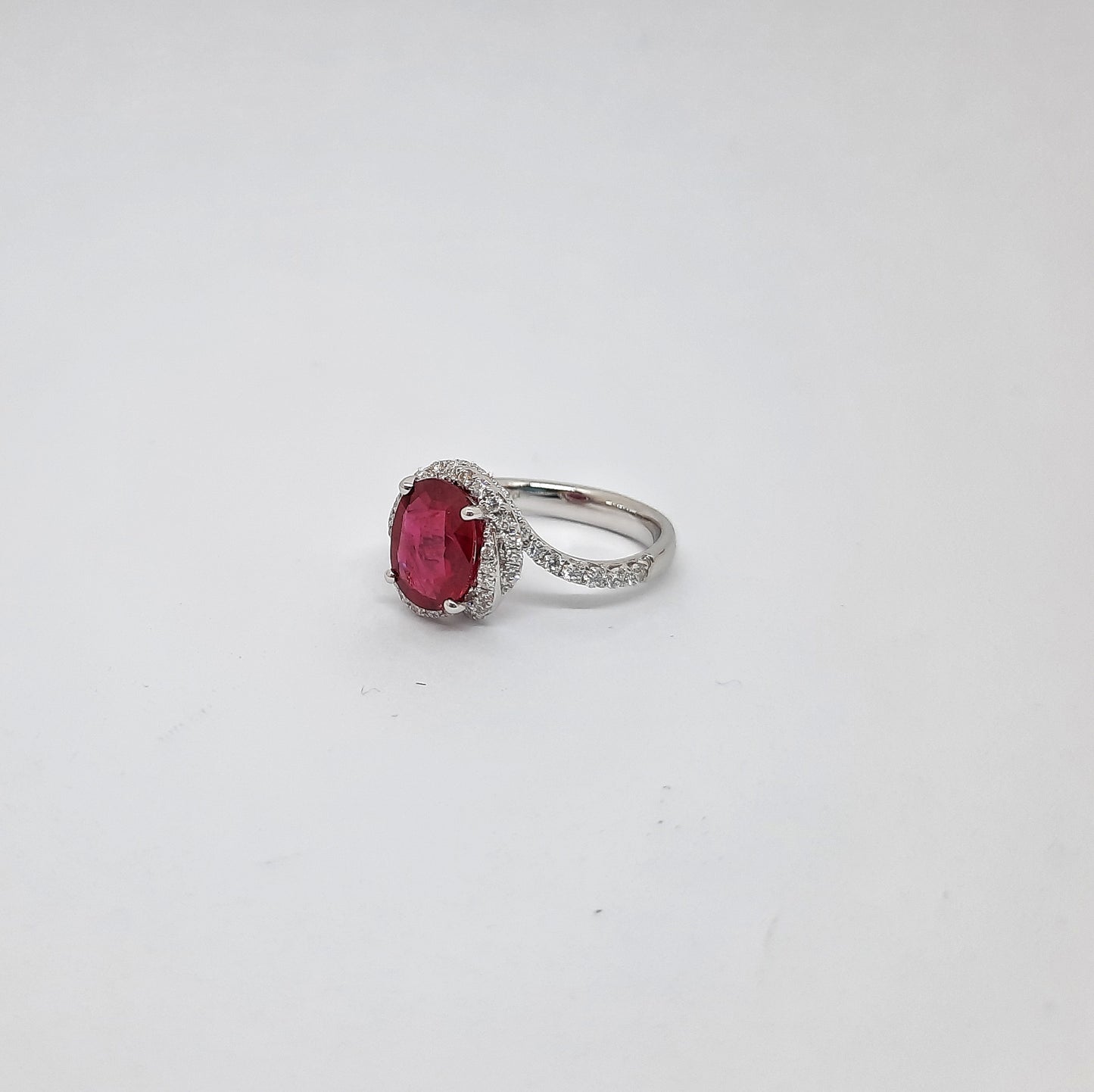 Anello con rubino e diamanti in oro bianco ANR4