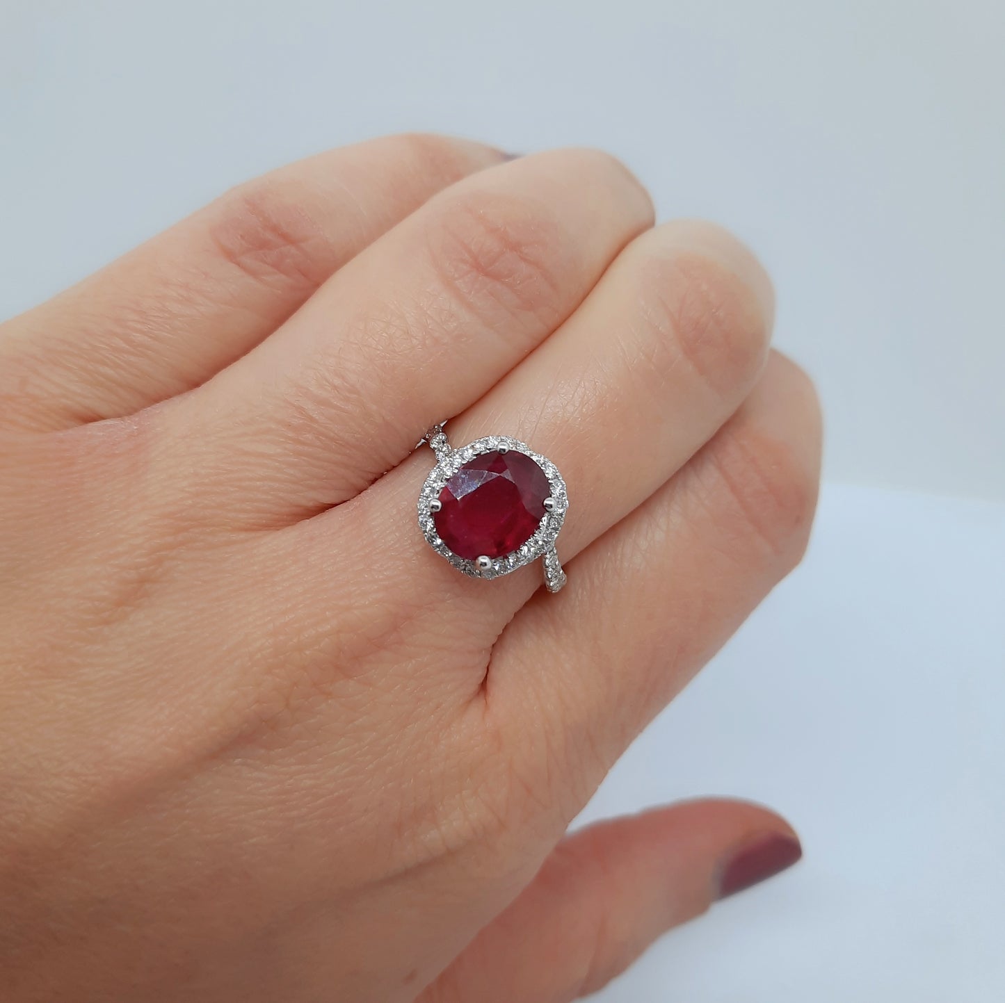 Anello con rubino e diamanti in oro bianco ANR4