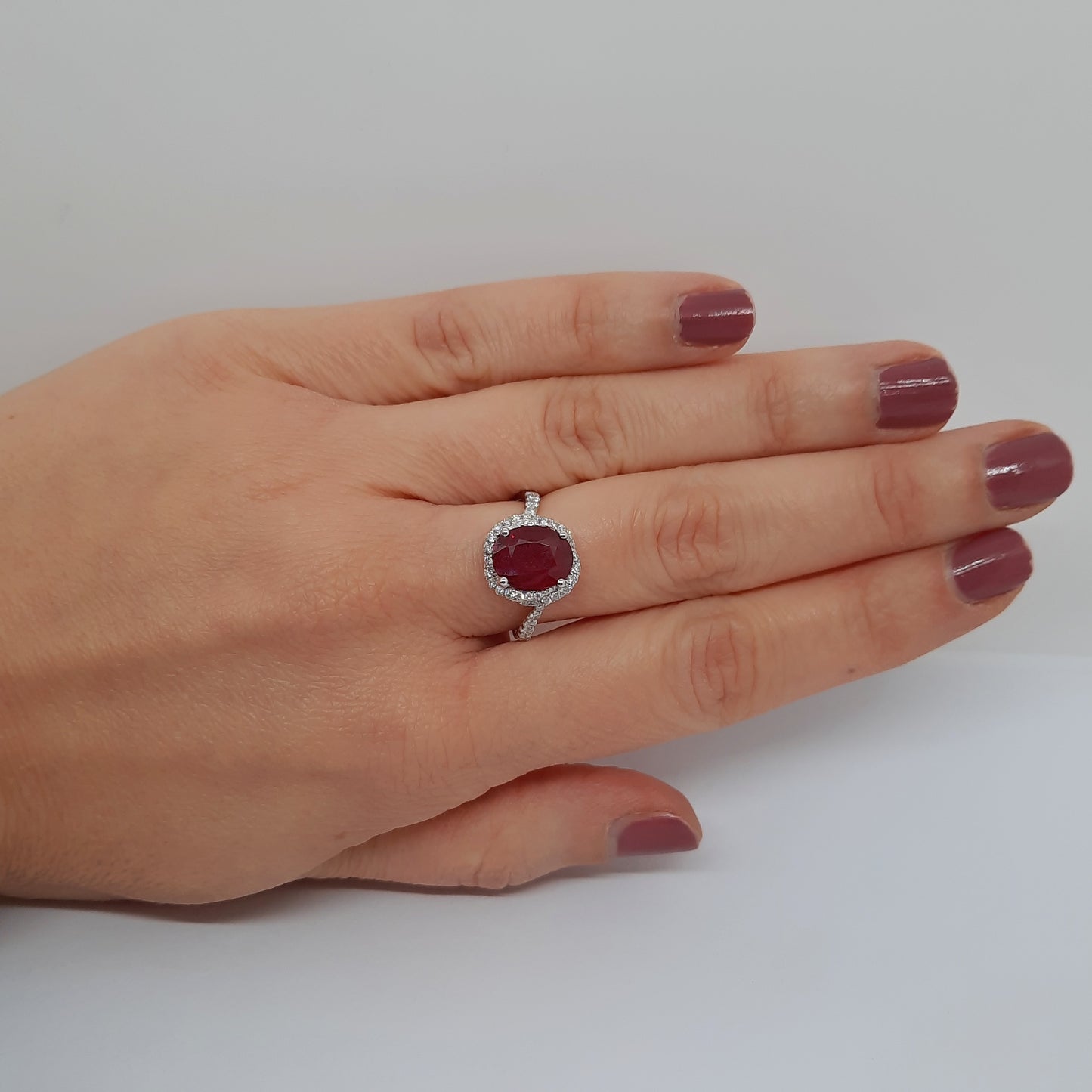 Anello con rubino e diamanti in oro bianco ANR4