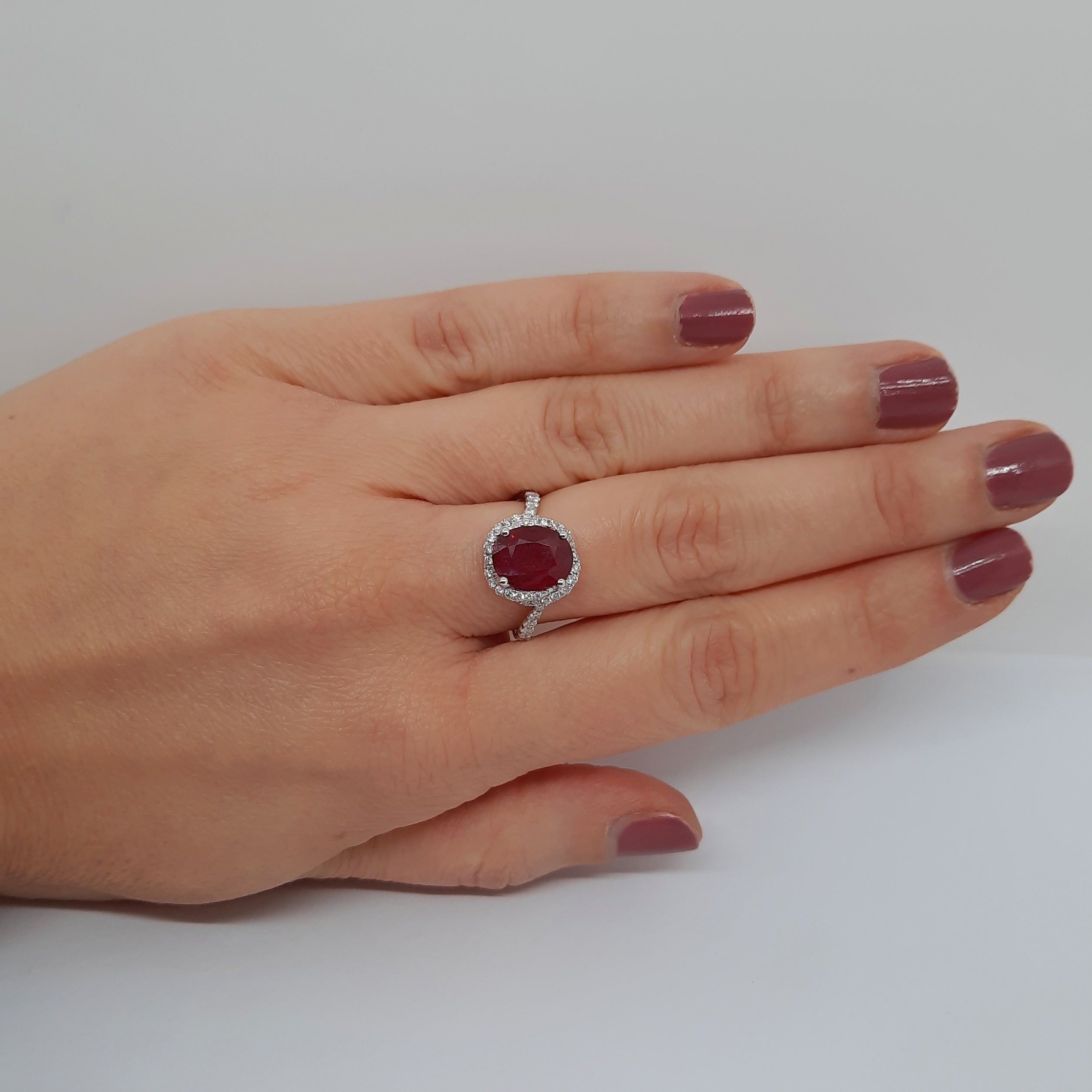 Anello con rubino e diamanti in oro bianco ANR4