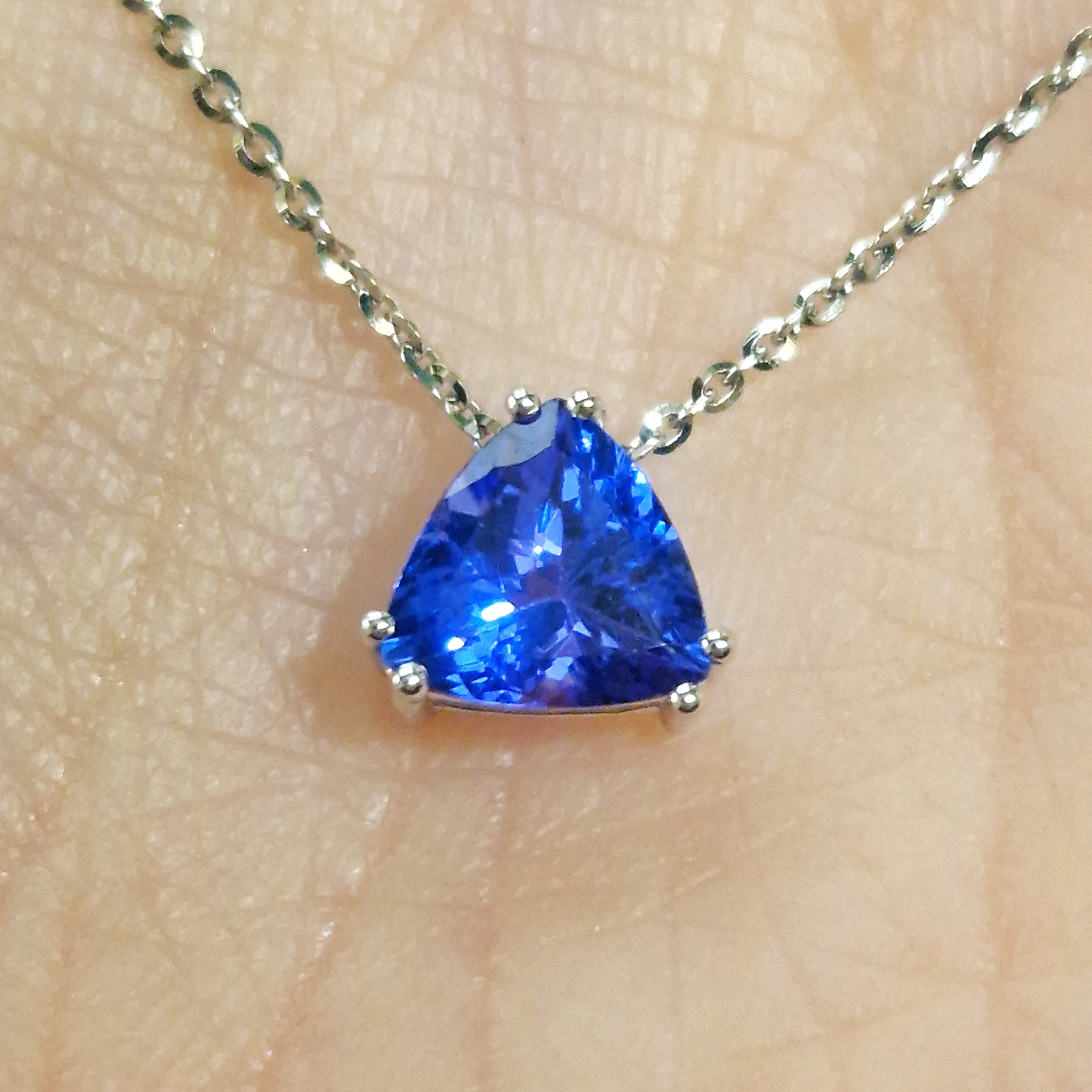 Collana con tanzanite trillion in oro bianco 18 kt