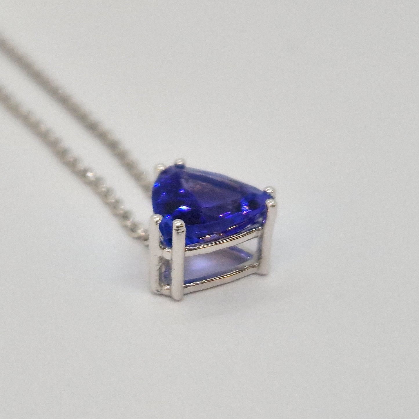 Collana con tanzanite trillion in oro bianco 18 kt