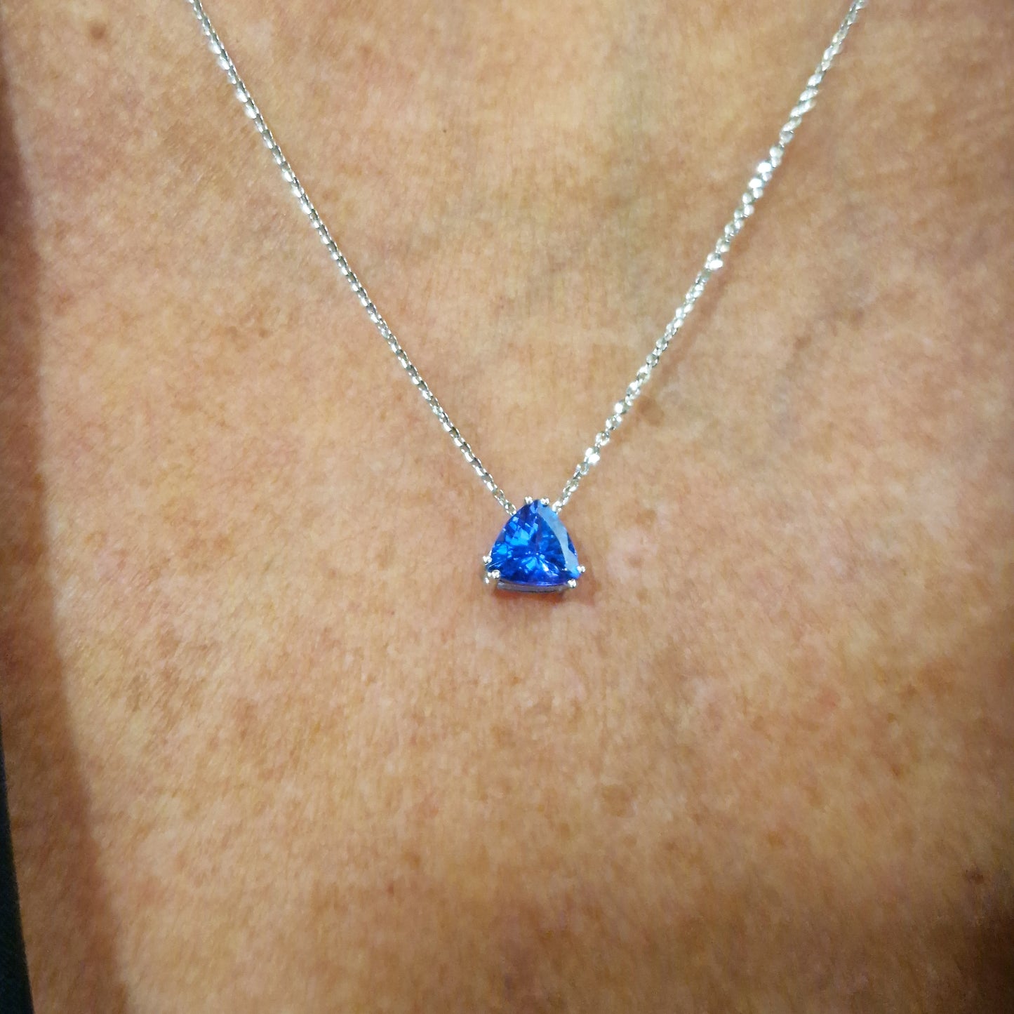 Collana con tanzanite trillion in oro bianco 18 kt