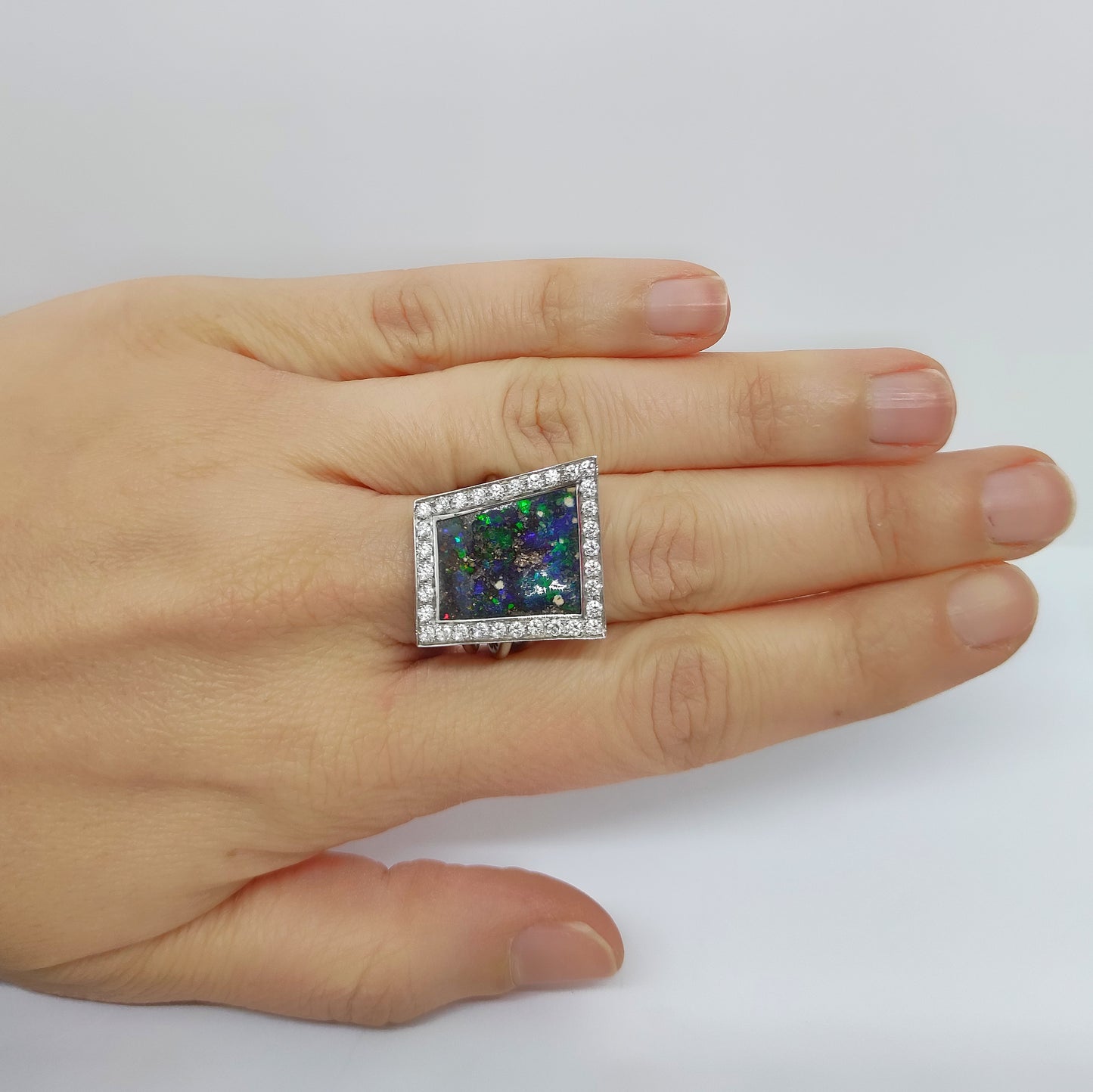 Anello con opale e diamanti in oro bianco 18kt ANO1
