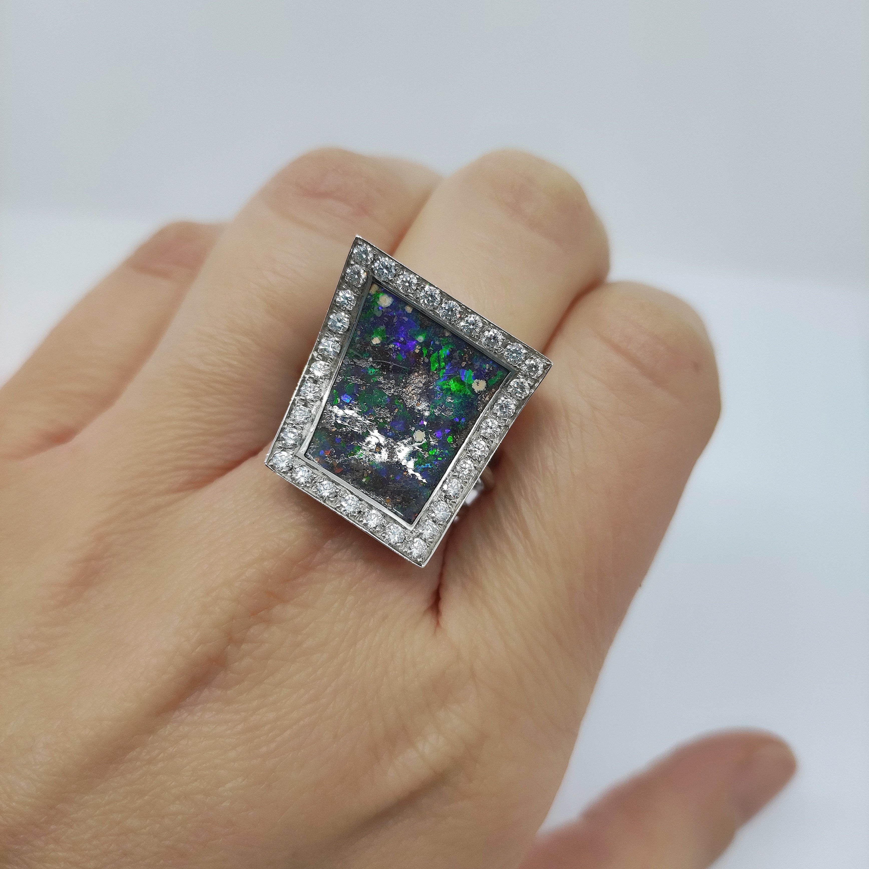 Anello con opale e diamanti in oro bianco 18kt ANO1
