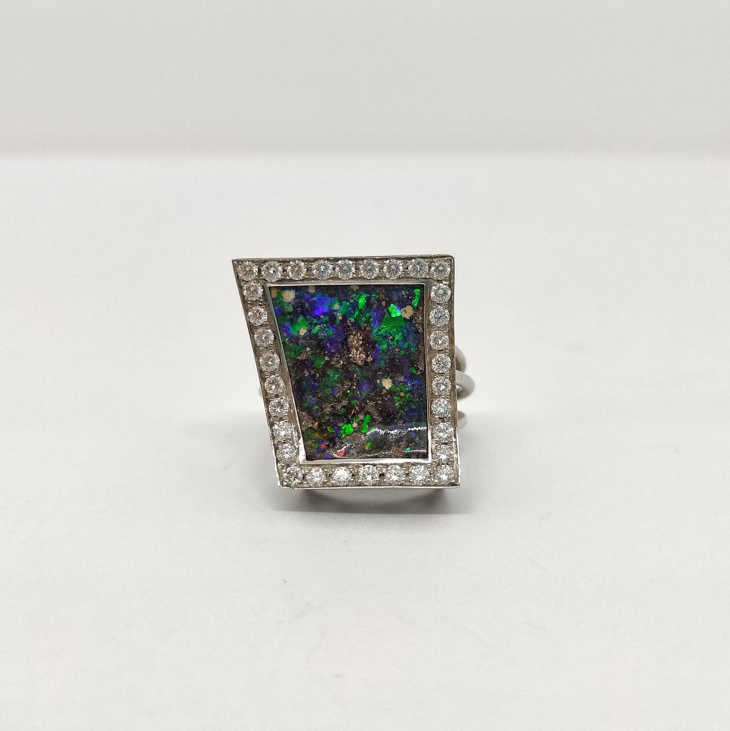 Anello con opale e diamanti in oro bianco 18kt ANO1