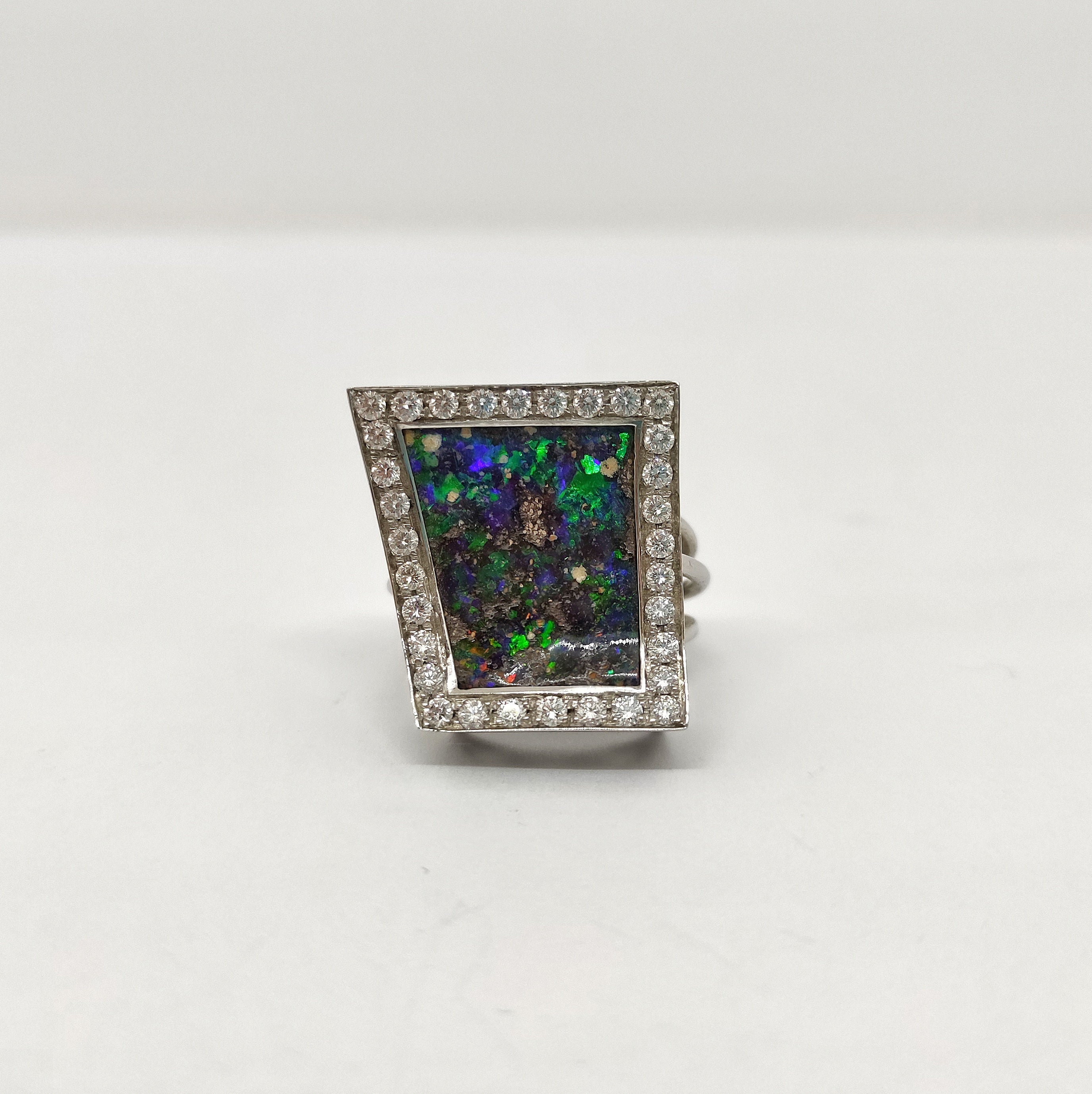 Anello con opale e diamanti in oro bianco 18kt ANO1