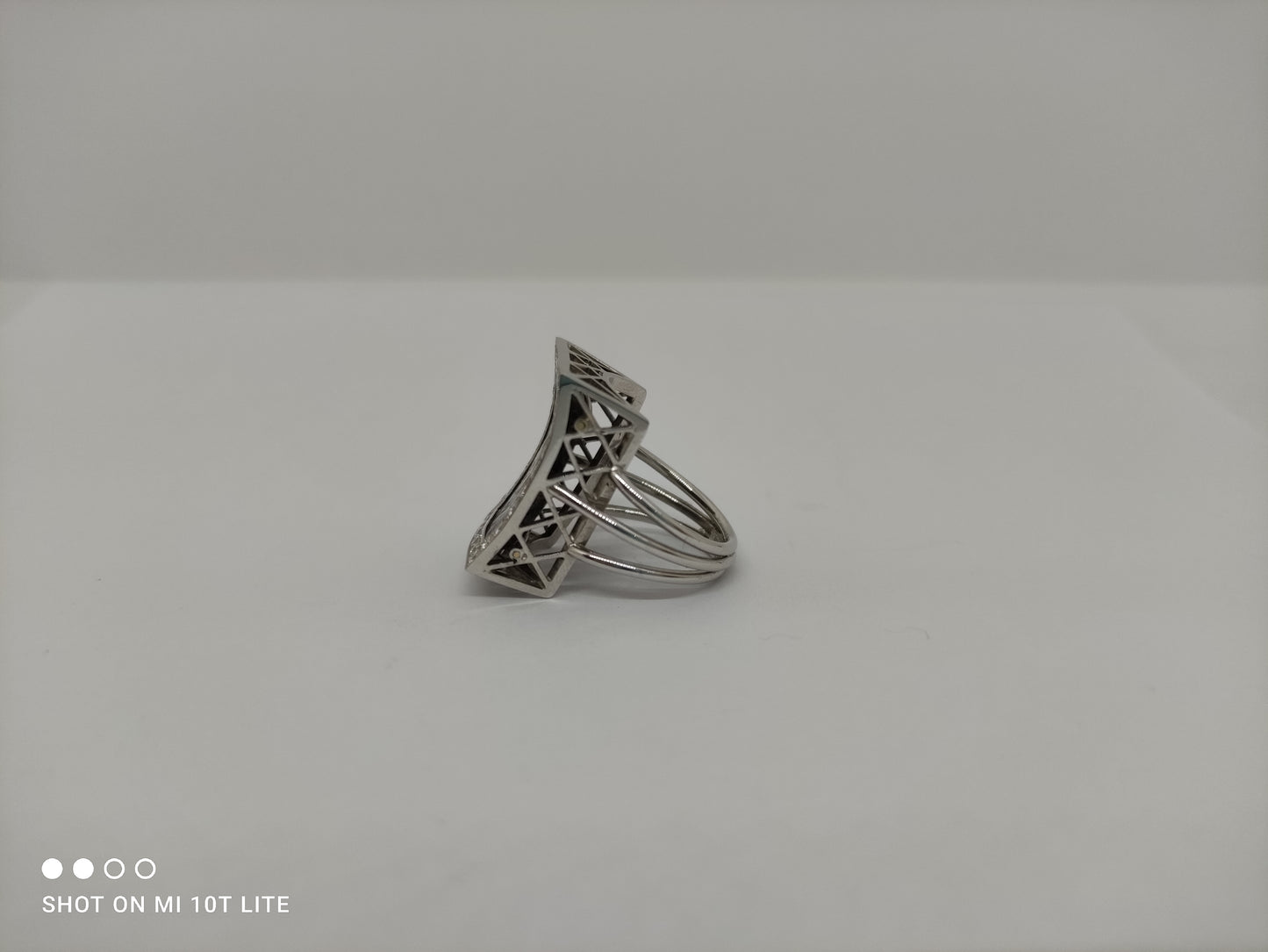 Anello con opale e diamanti in oro bianco 18kt ANO1