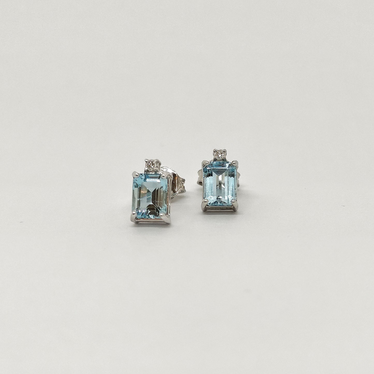 Orecchini con diamanti e acquamarina in oro bianco 18kt