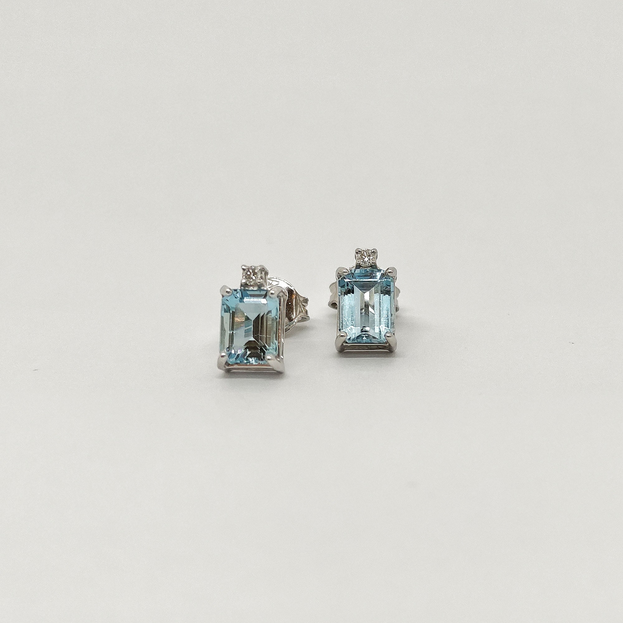 Orecchini con diamanti e acquamarina in oro bianco 18kt