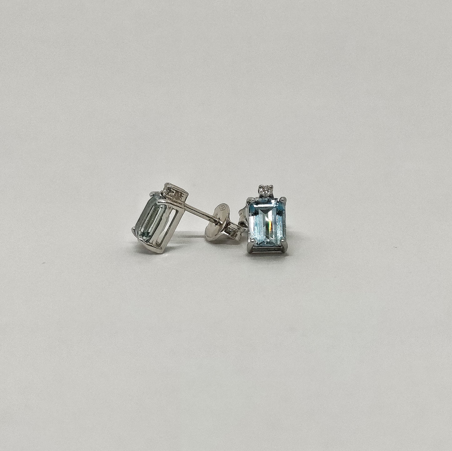 Orecchini con diamanti e acquamarina in oro bianco 18kt