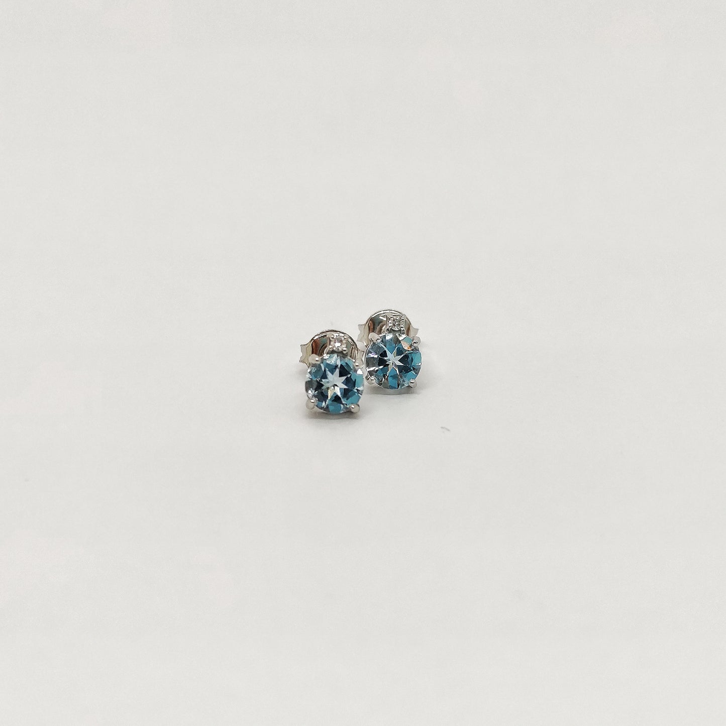 Orecchini con diamanti e acquamarina in oro bianco 18kt