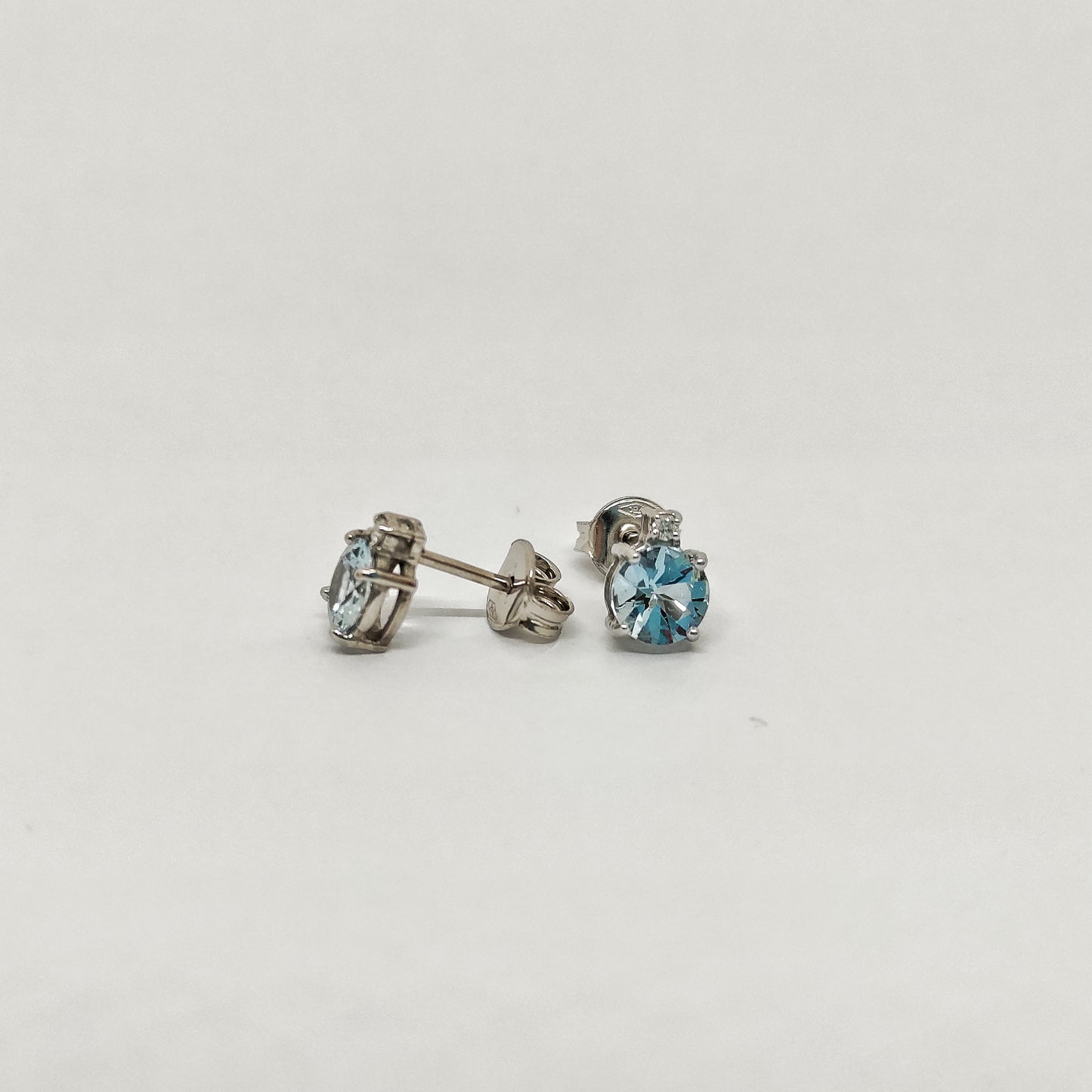 Orecchini con diamanti e acquamarina in oro bianco 18kt