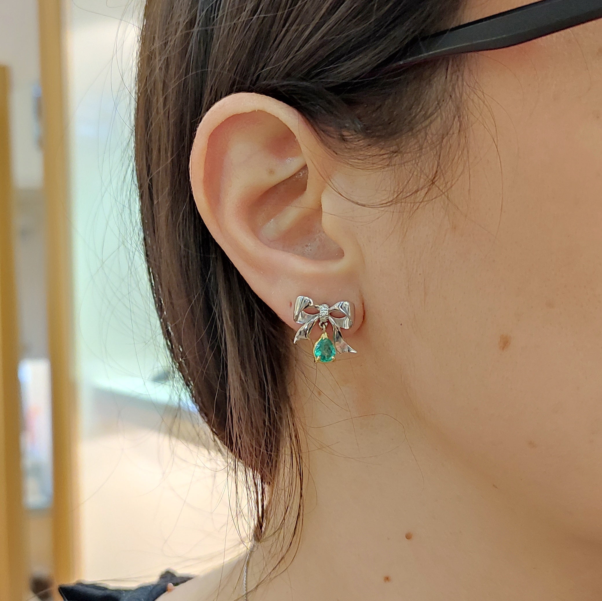 Orecchini a fiocco con smeraldo e diamanti in oro 18 kt
