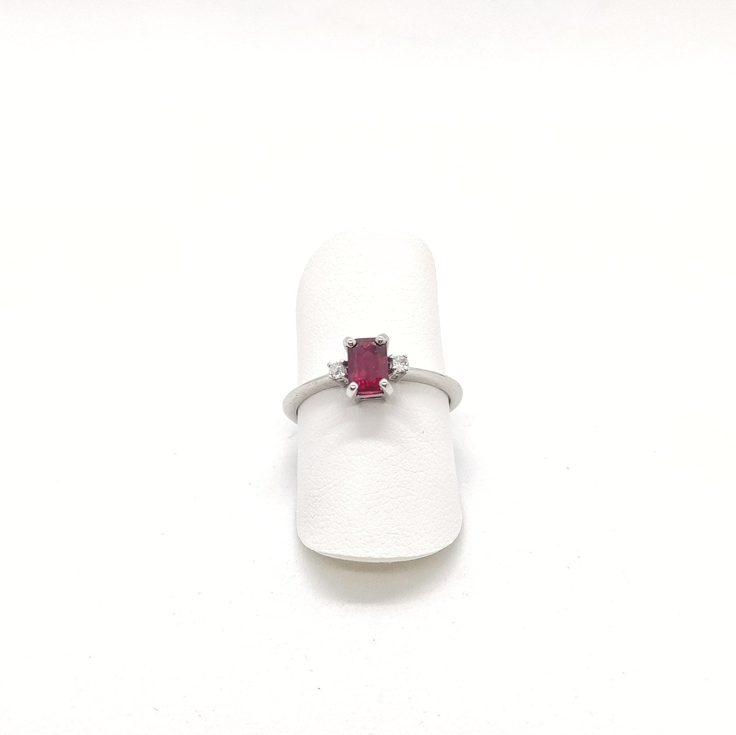 Anello con rubino e diamanti in oro bianco 18 kt