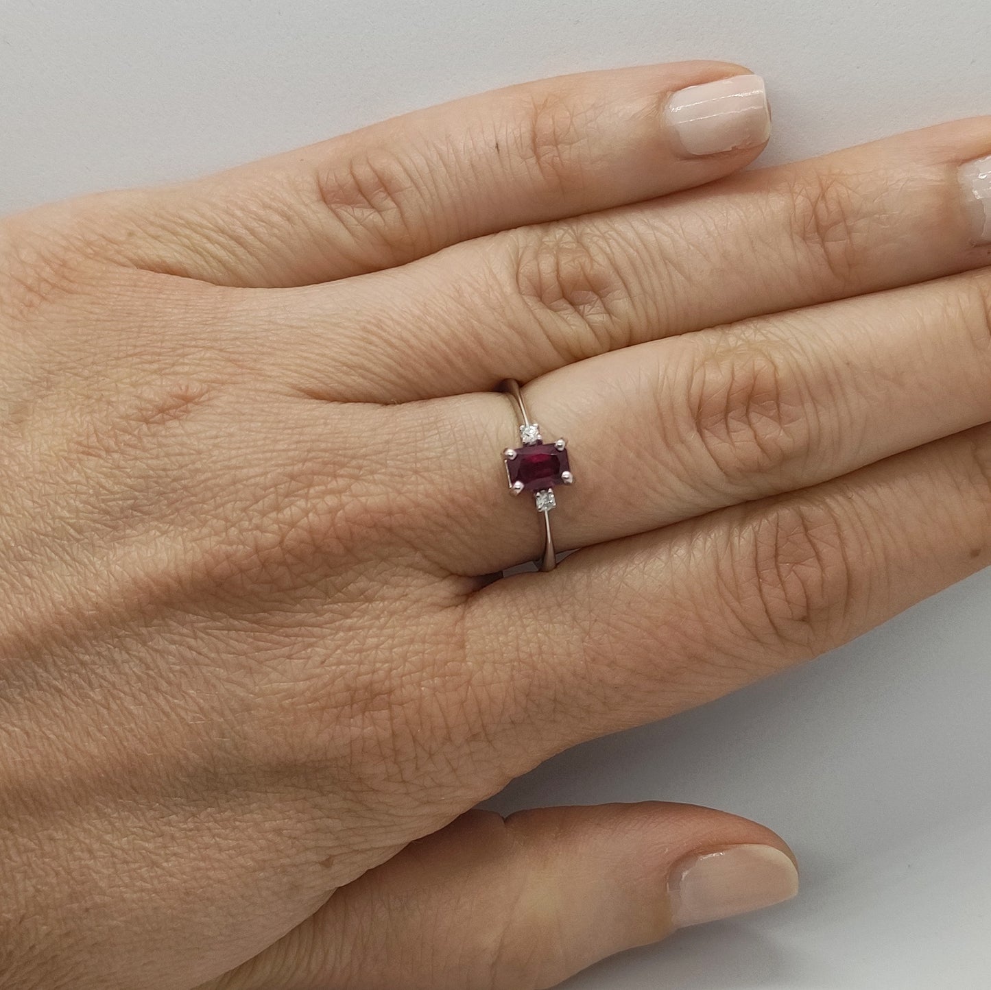Anello con rubino e diamanti in oro bianco 18 kt