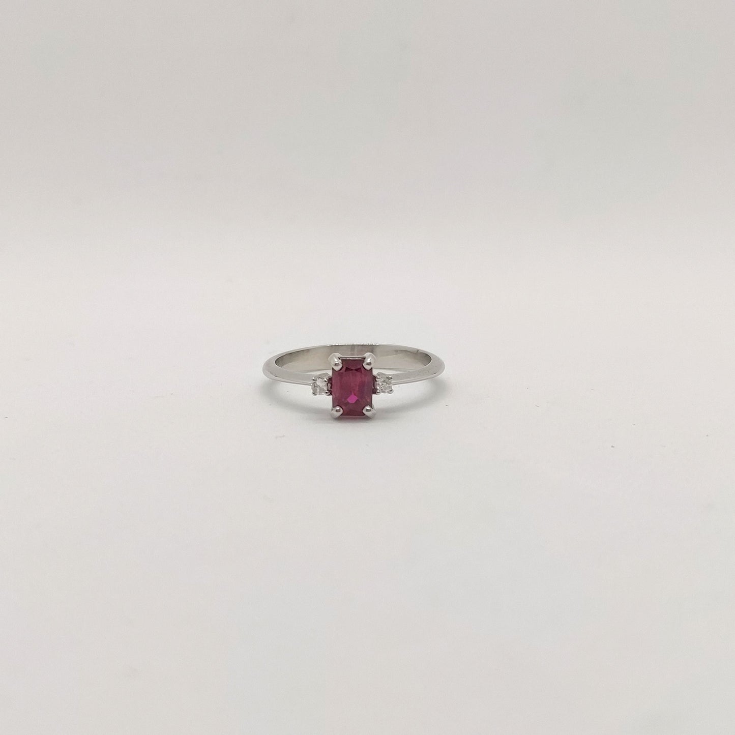 Anello con rubino e diamanti in oro bianco 18 kt