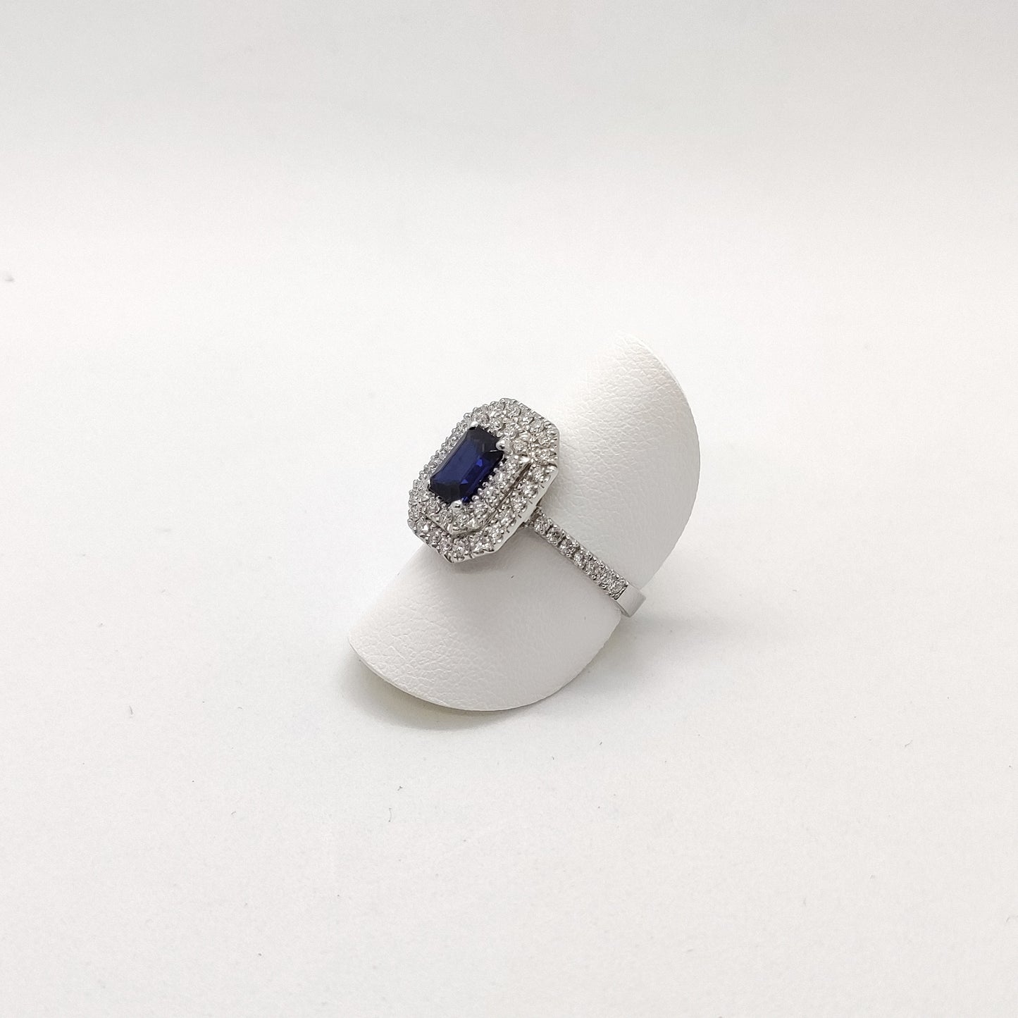 Anello zaffiro con diamanti in oro bianco 18 kt