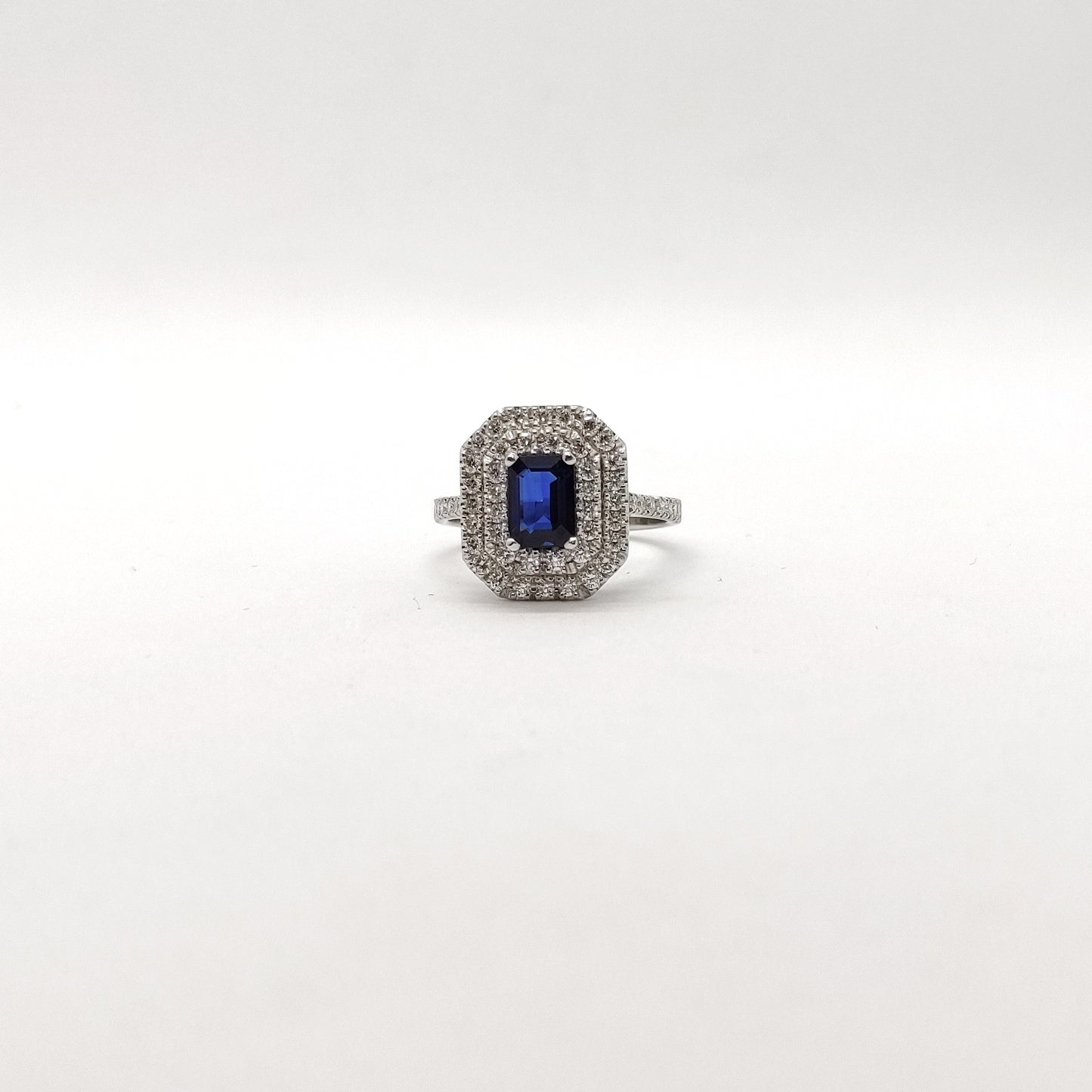 Anello zaffiro con diamanti in oro bianco 18 kt