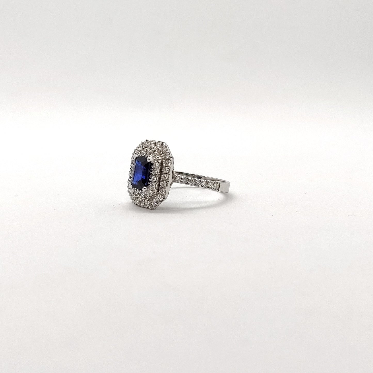 Anello zaffiro con diamanti in oro bianco 18 kt