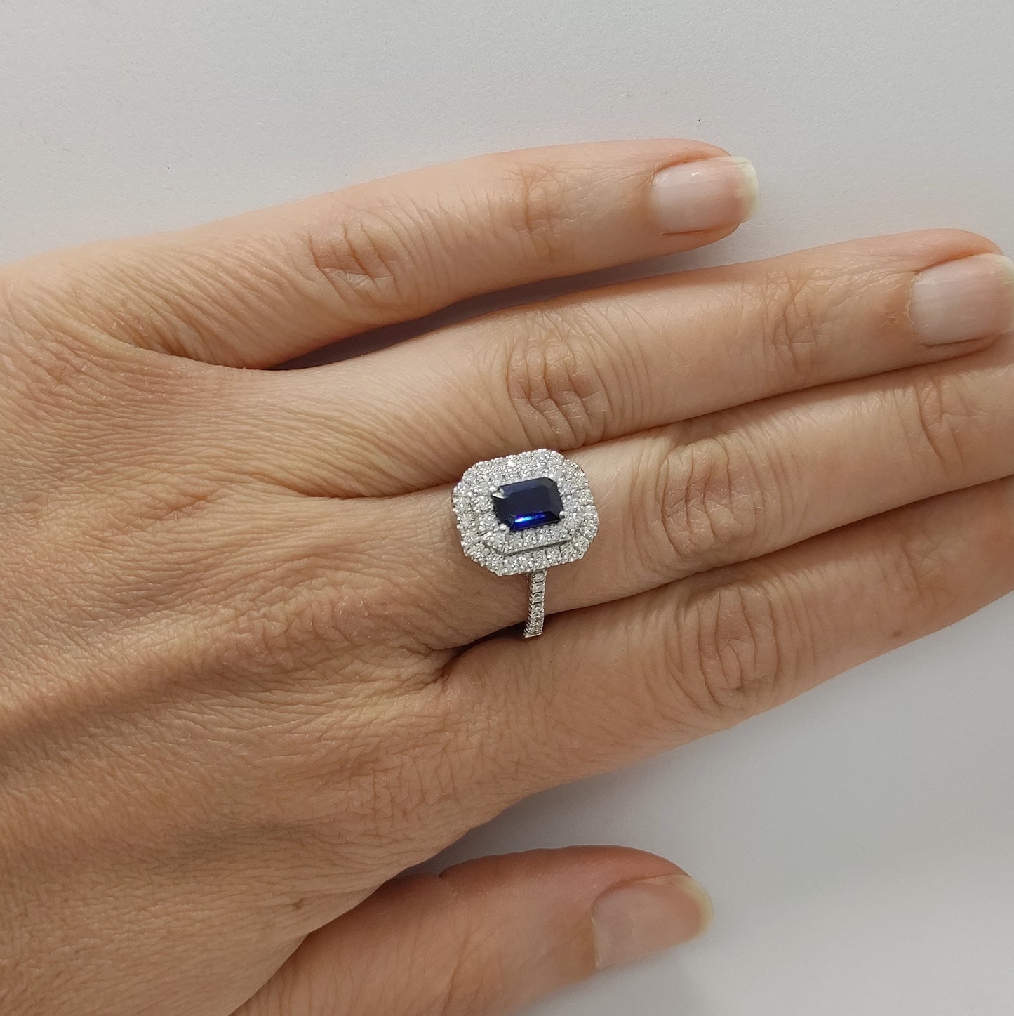 Anello zaffiro con diamanti in oro bianco 18 kt