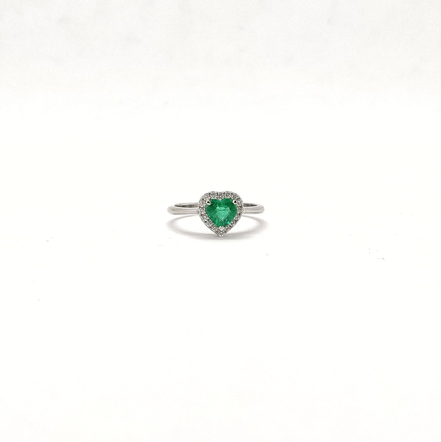 Anello con smeraldo a cuore e diamanti in oro bianco 18 kt