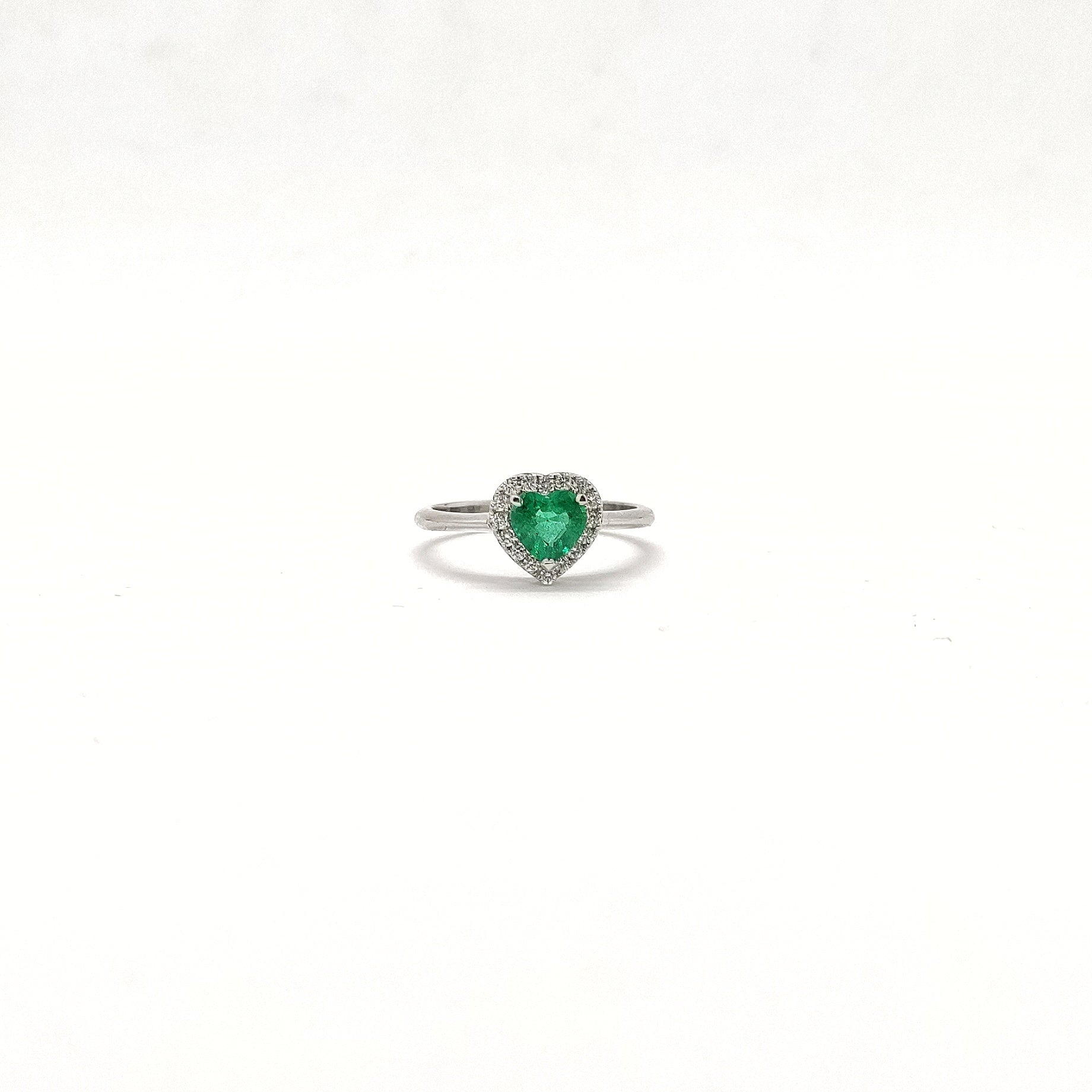 Anello con smeraldo a cuore e diamanti in oro bianco 18 kt