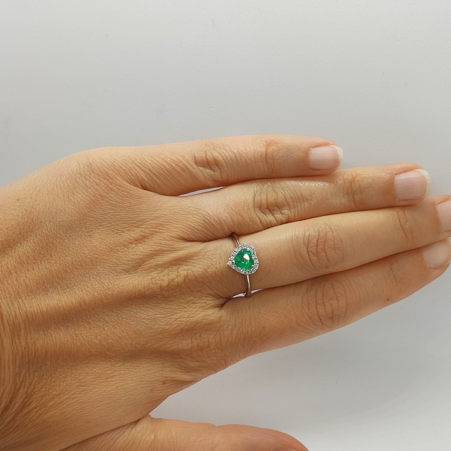 Anello con smeraldo a cuore e diamanti in oro bianco 18 kt