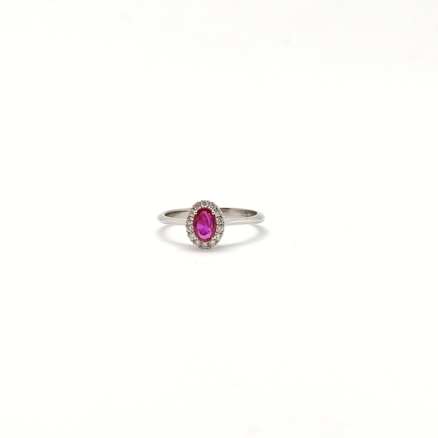 Anello rubino ovale e diamanti in oro bianco 18 kt