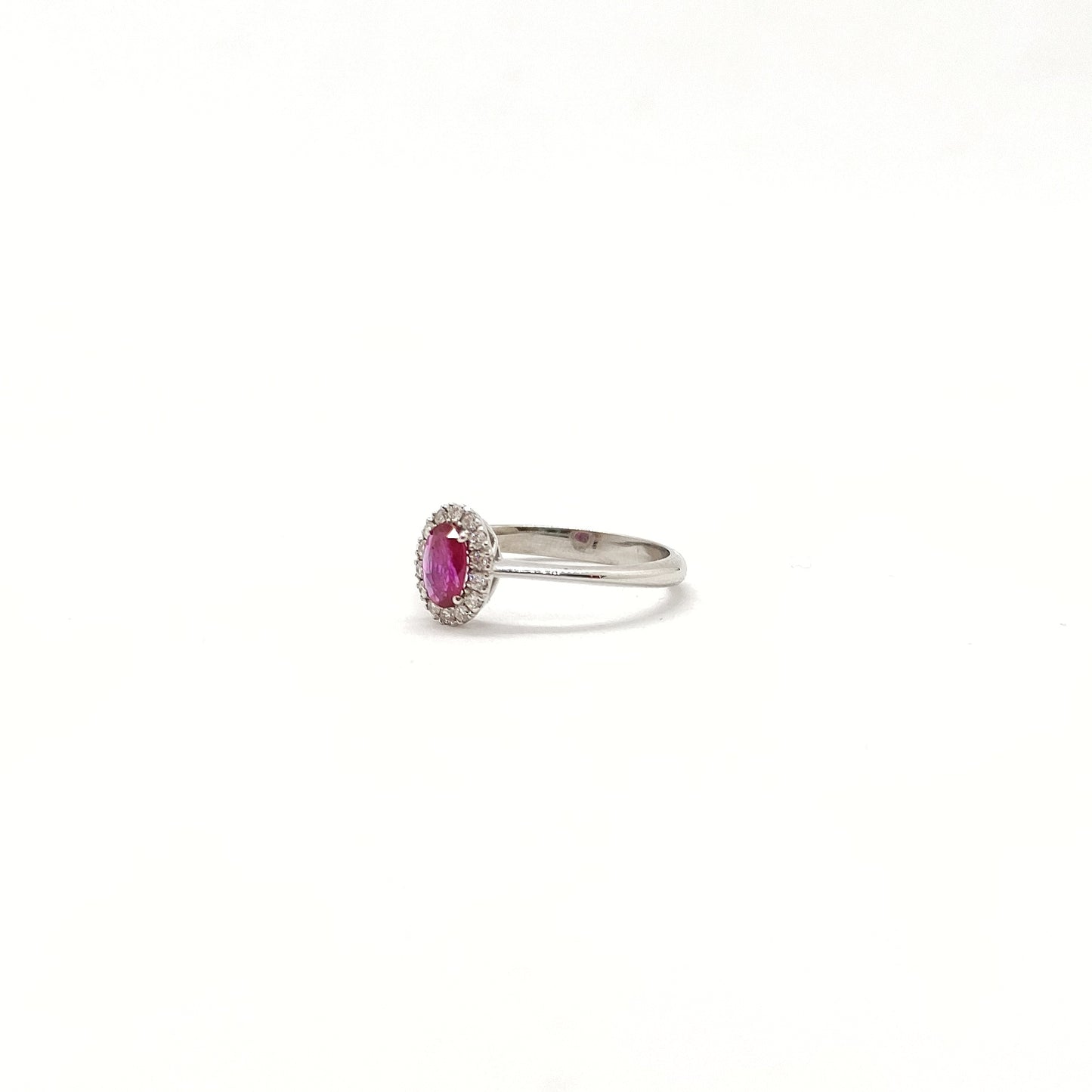 Anello rubino ovale e diamanti in oro bianco 18 kt