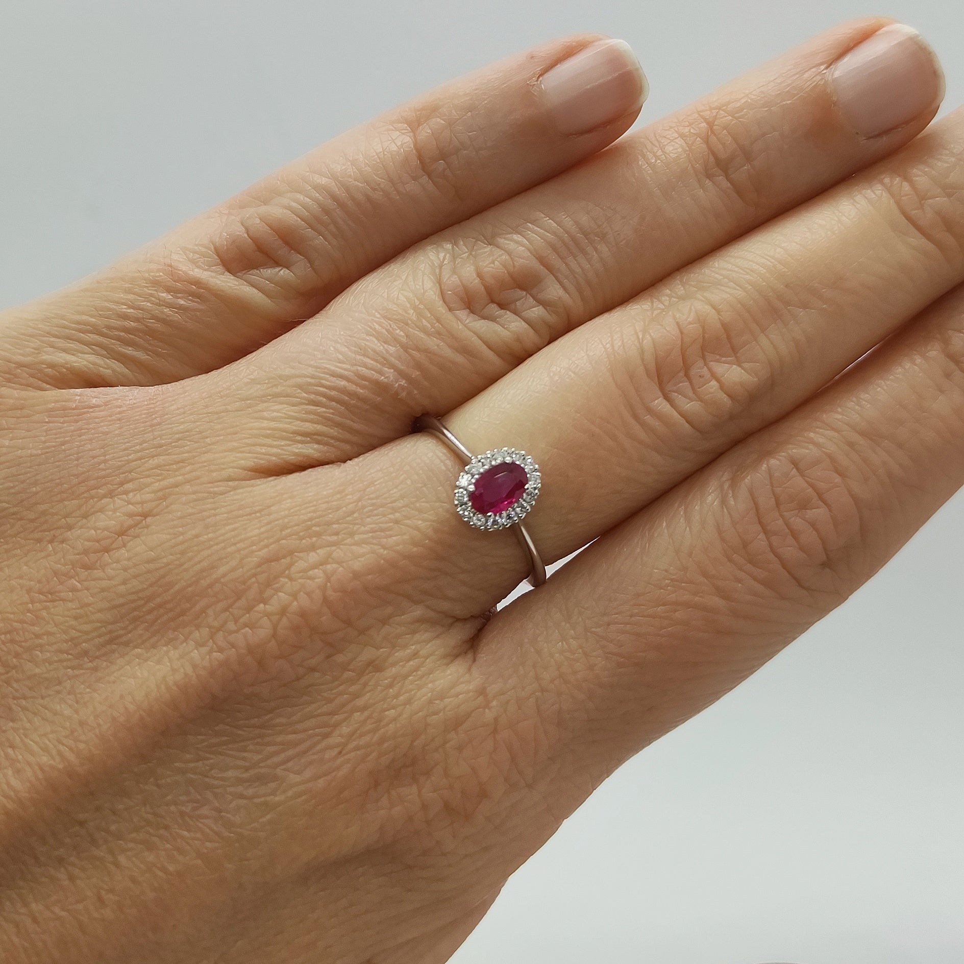 Anello rubino ovale e diamanti in oro bianco 18 kt