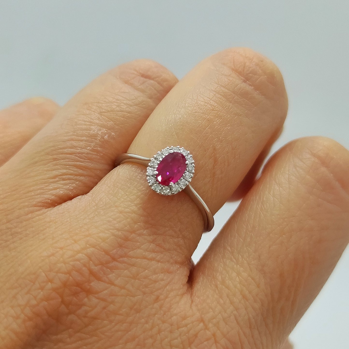 Anello rubino ovale e diamanti in oro bianco 18 kt