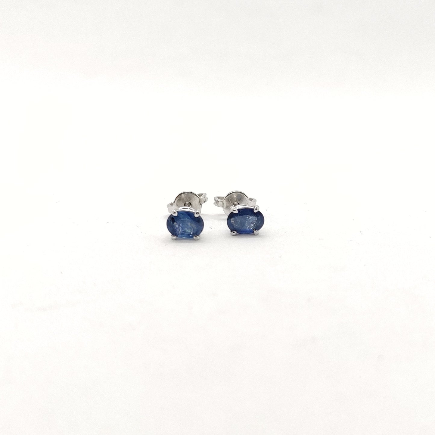 Orecchini con zaffiro in oro bianco 18 kt
