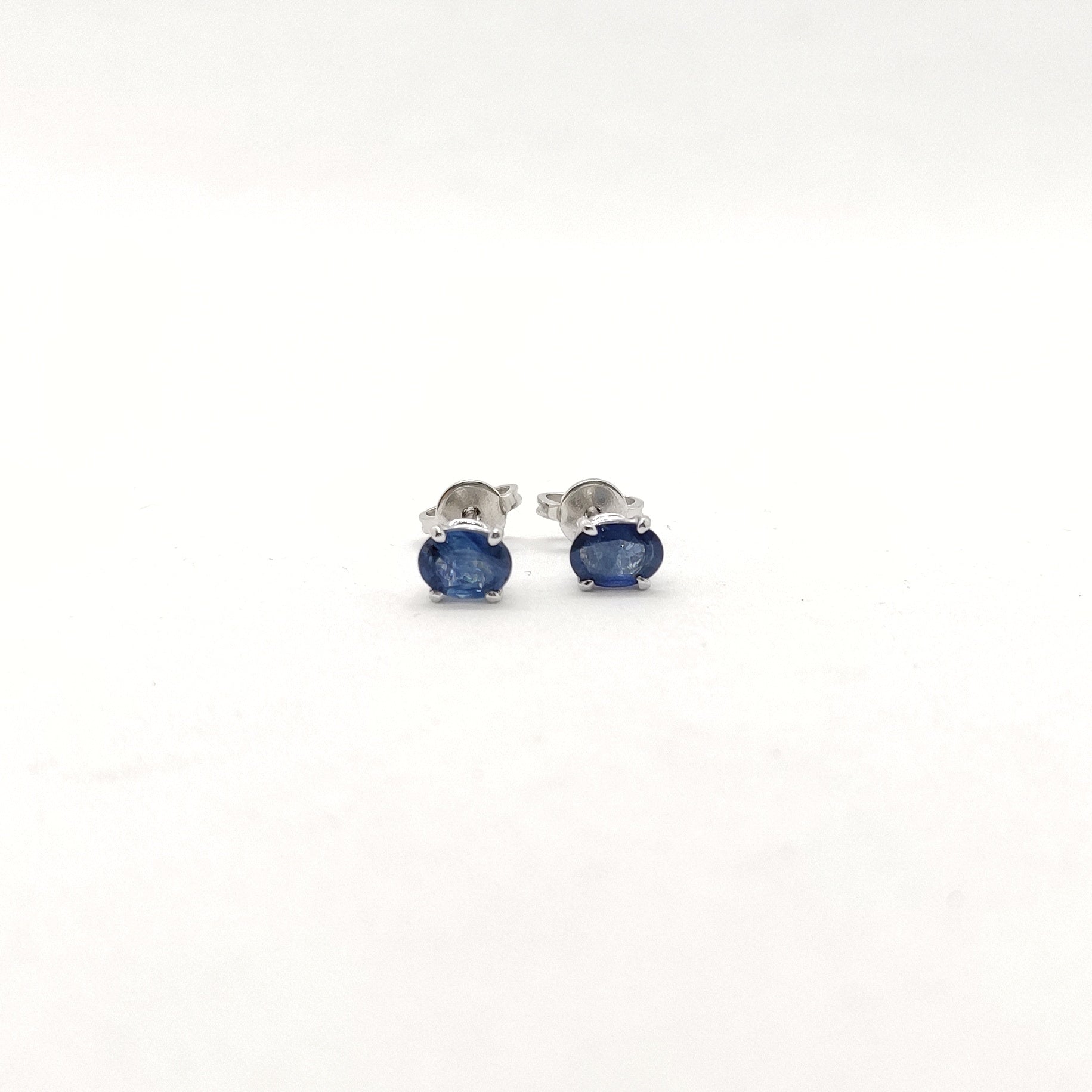 Orecchini con zaffiro in oro bianco 18 kt