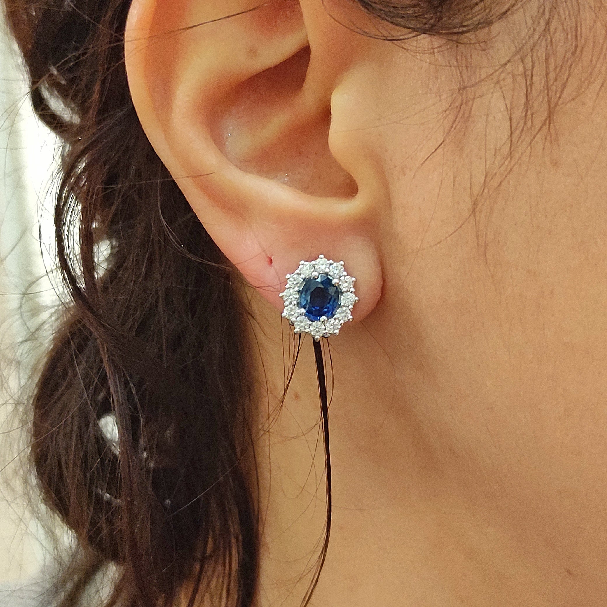 Orecchini con zaffiro blu e diamanti in oro bianco 18 kt