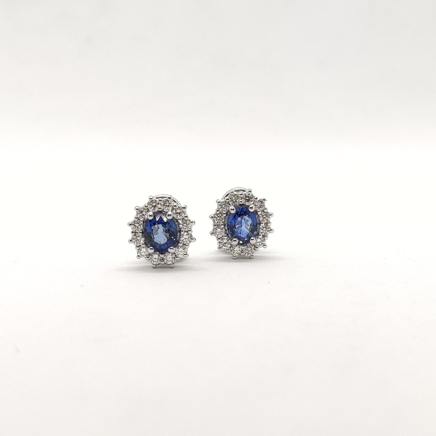 Orecchini con zaffiro blu e diamanti in oro bianco 18 kt