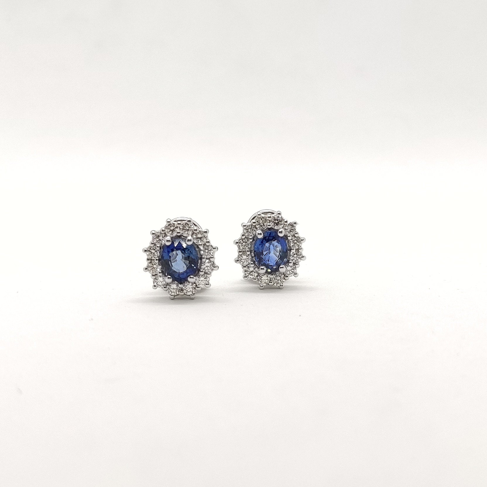 Orecchini con zaffiro blu e diamanti in oro bianco 18 kt