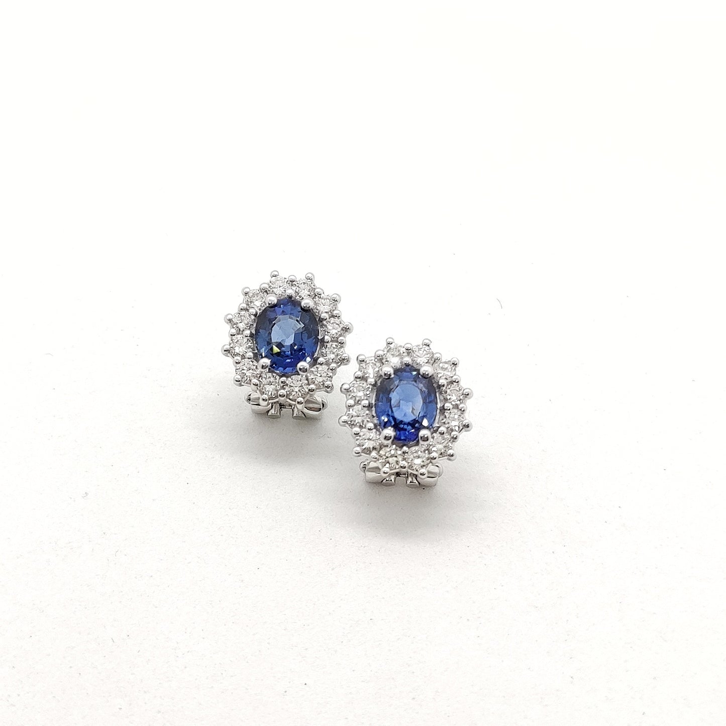 Orecchini con zaffiro blu e diamanti in oro bianco 18 kt