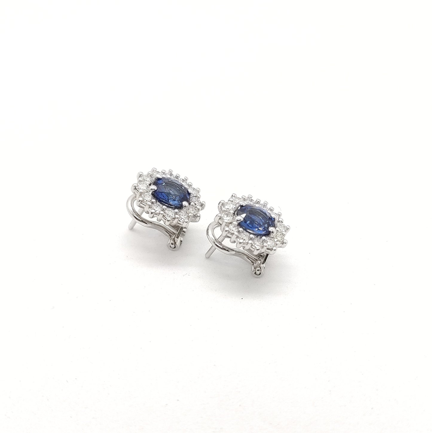 Orecchini con zaffiro blu e diamanti in oro bianco 18 kt