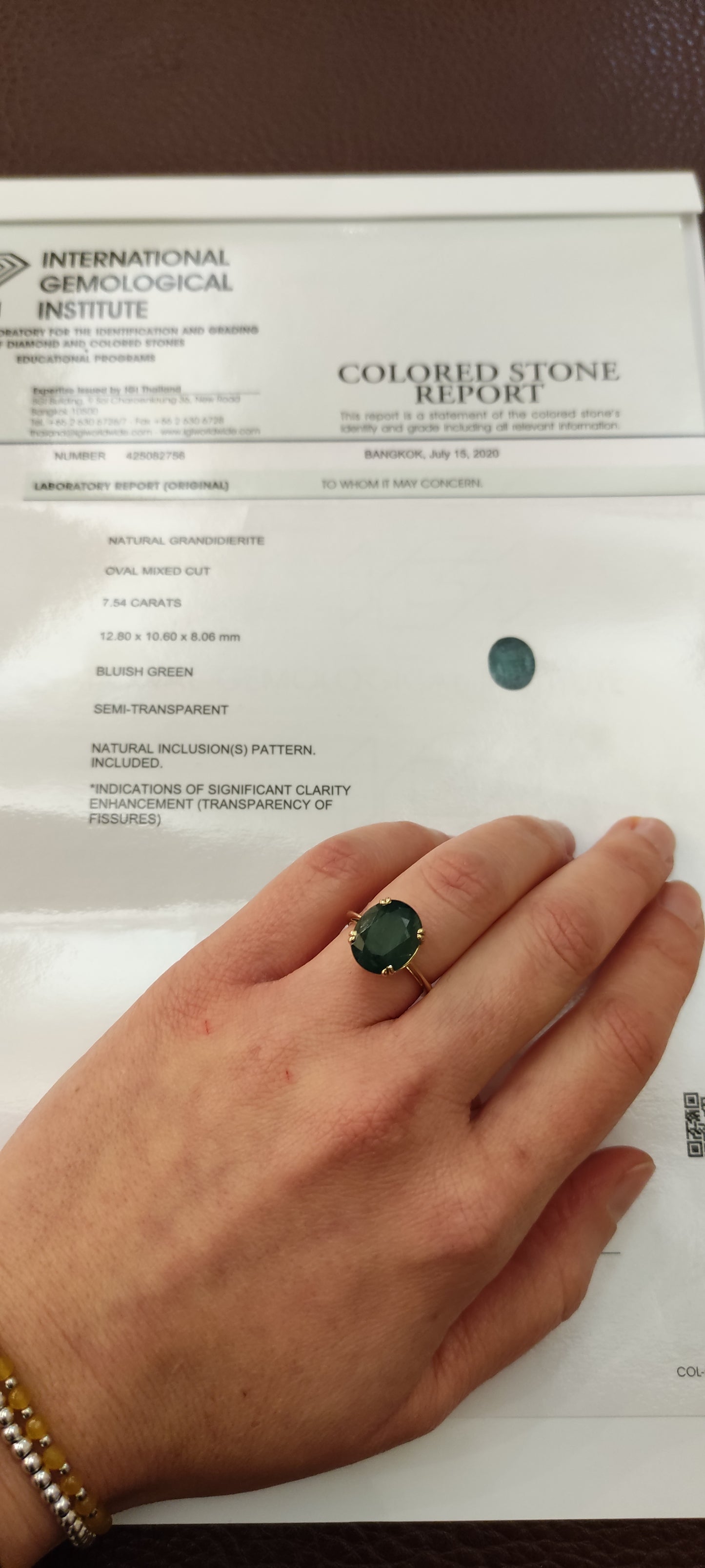 Anello con grandidierite in oro giallo 18 kt